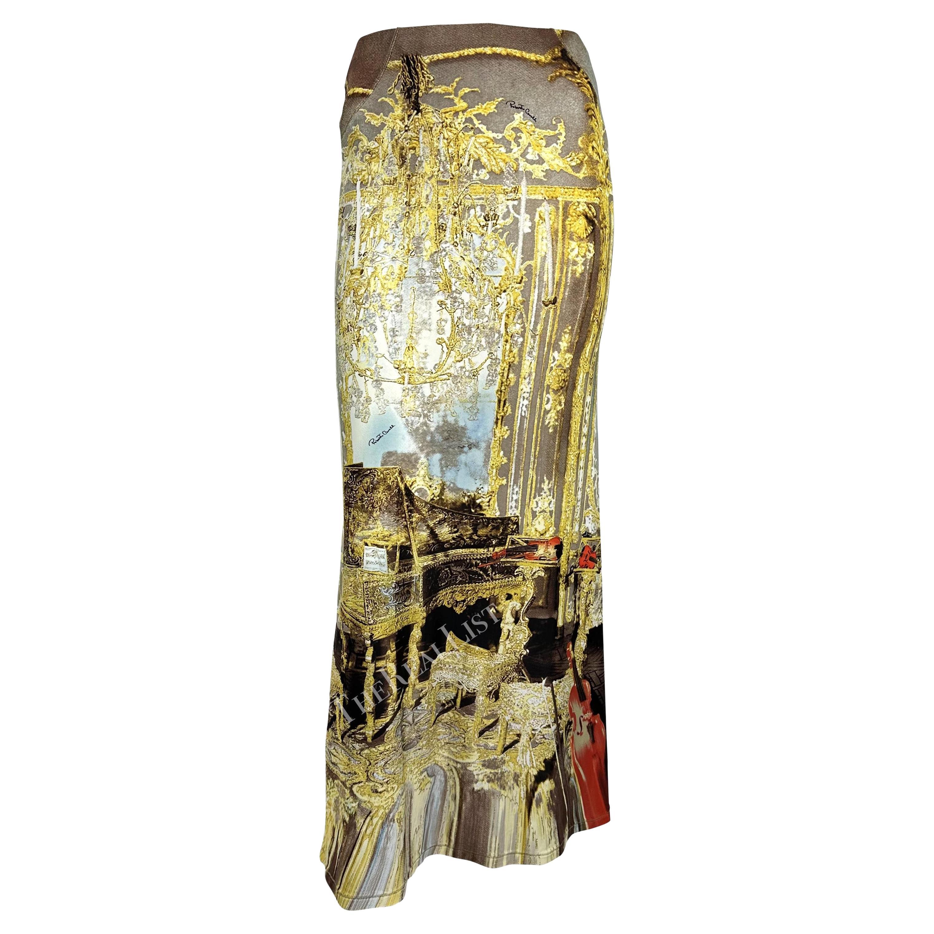 Roberto Cavalli präsentiert einen fabelhaften Maxirock mit Barockdruck und hoher Taille. Dieser Rock aus der Frühjahr/Sommer-Kollektion 2003 zeigt ein Zimmer im Barockstil mit Musikinstrumenten. Ähnliche Drucke waren auch bei der Präsentation auf
