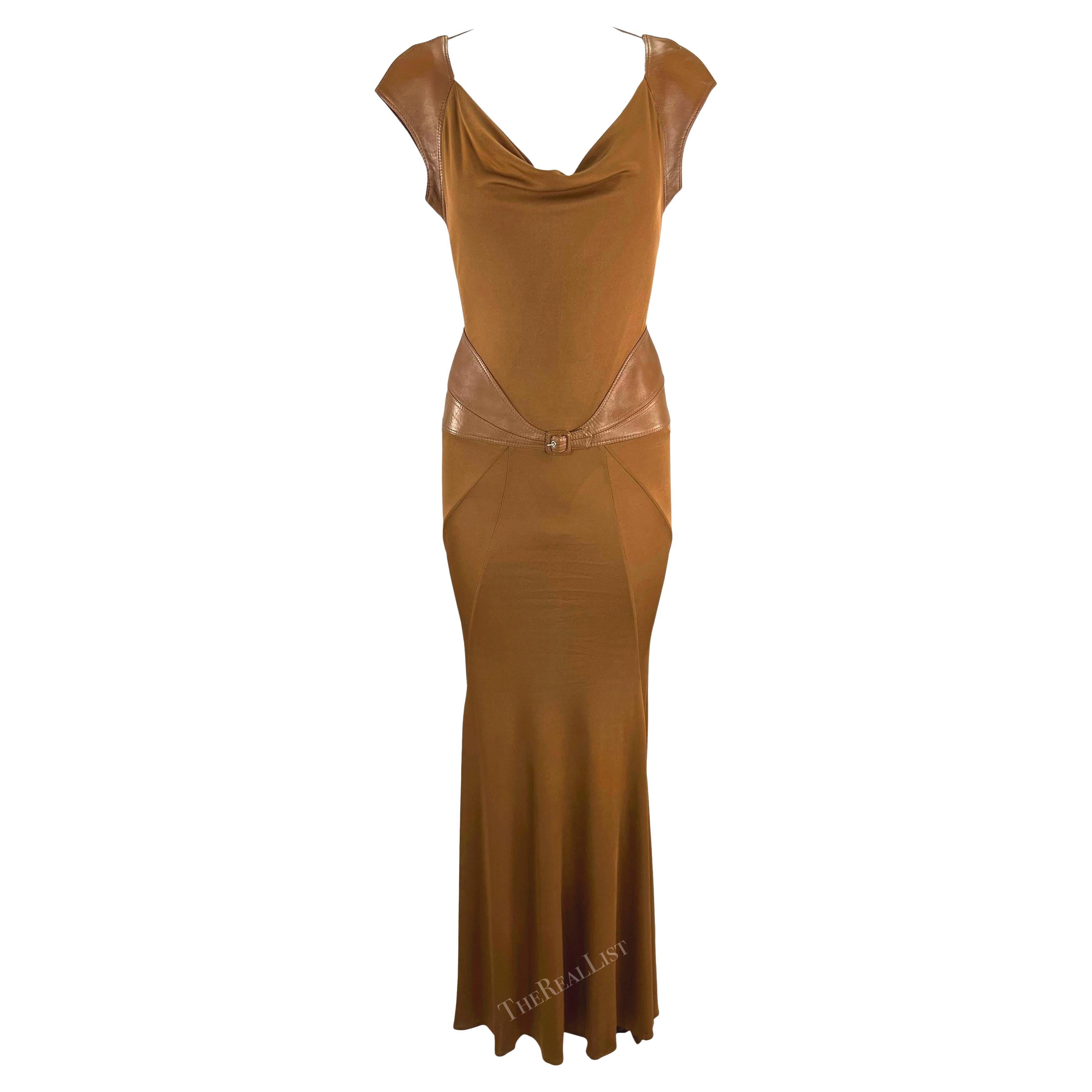TheRealList présente : une incroyable robe marron caramel de Gianni Versace, dessinée par Donatella Versace. Issue de la collection automne-hiver 2001, cette robe a fait ses débuts sur le podium de la saison en tant que look 61, portée par Fernanda