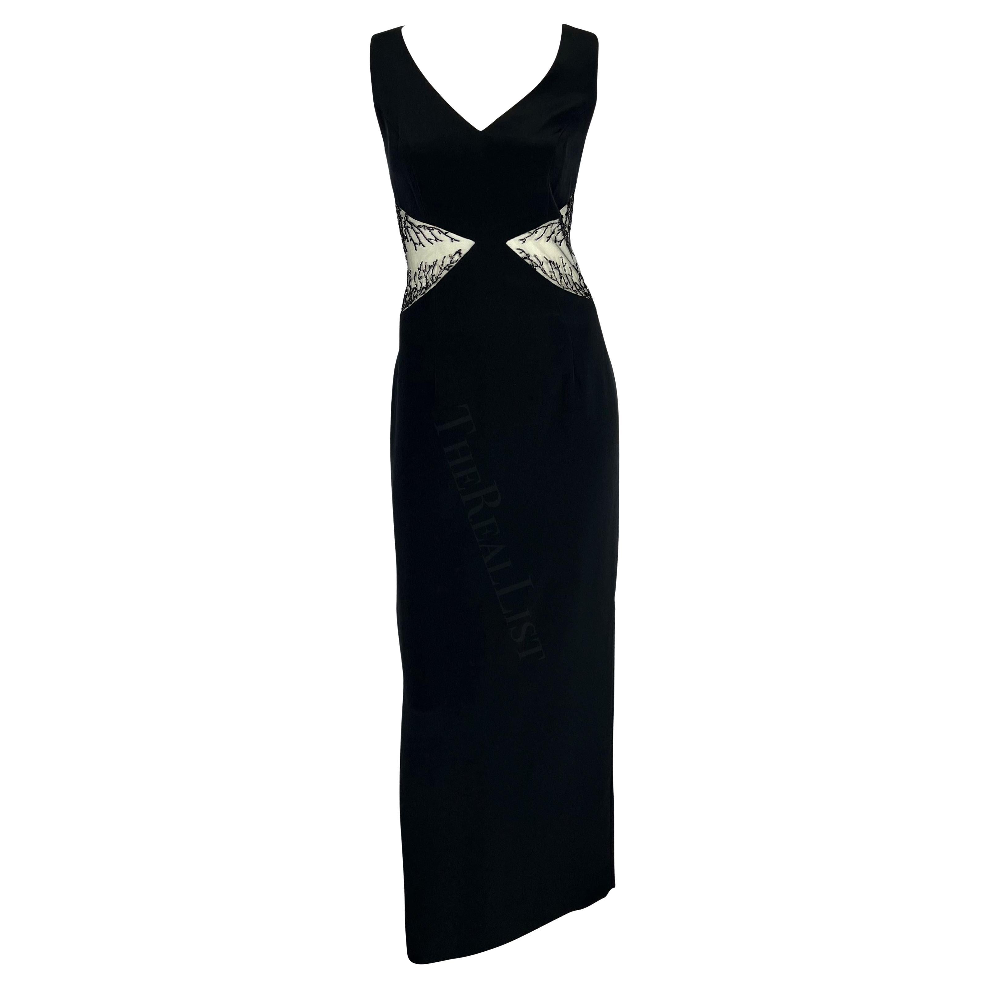 Presenta un elegante abito nero senza maniche con perline di Bob Mackie. Dagli anni '90, questo sexy abito lungo fino al pavimento presenta una scollatura a V, un taglio a colonna e dei tagli trasparenti su entrambi i lati della vita. I ritagli sono