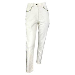 Jeans Dolce & Gabbana dei primi anni '90, in denim bianco, con strass multicolore.