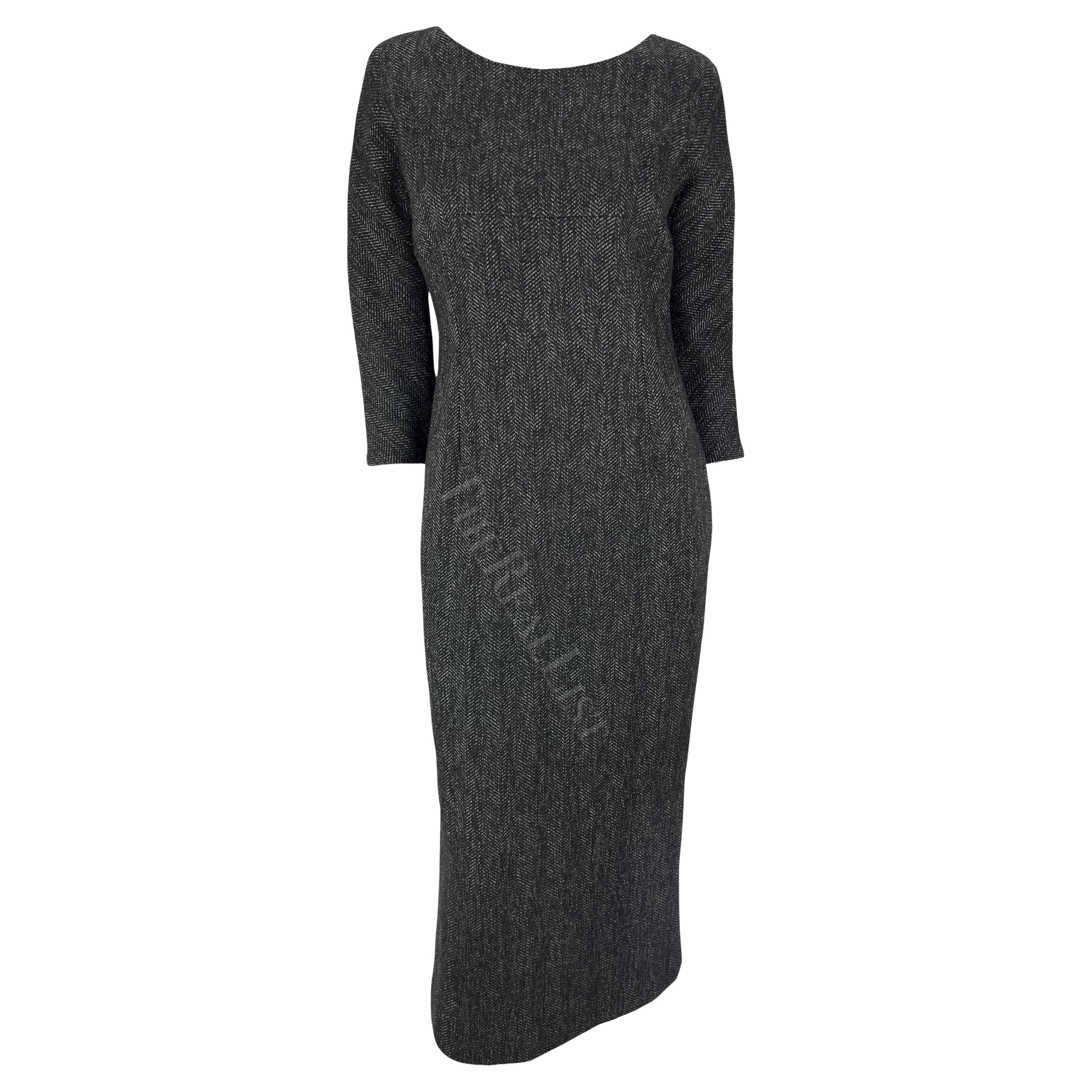 Ti presentiamo un favoloso abito grigio in lana di Dolce & Gabbana. Dalla collezione Autunno/Inverno 1998, questo abito ha debuttato sulla passerella della stagione su Hedvig Marie Maigre. Progettato con un taglio midi e maniche a taglio, questo