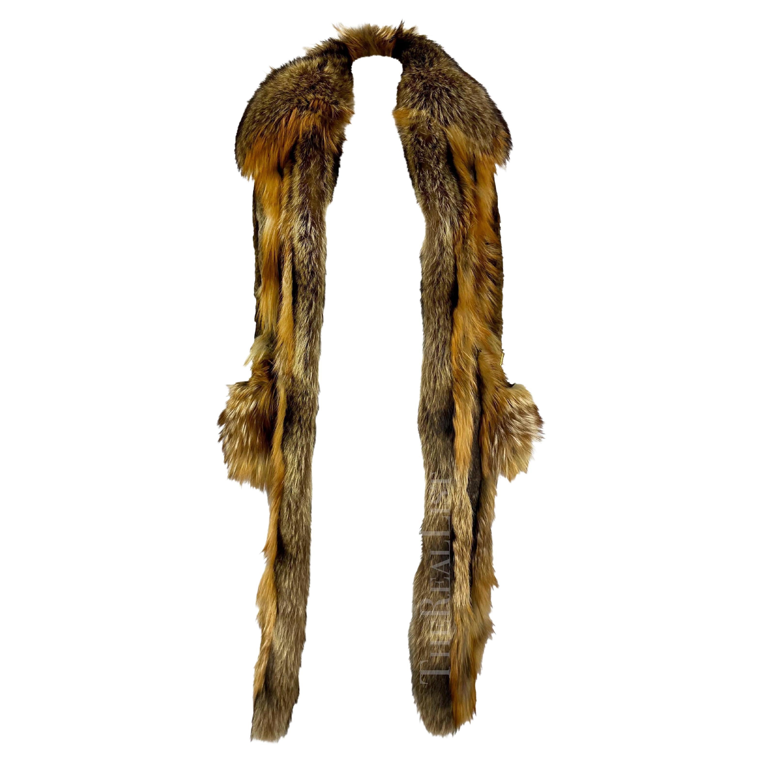 Ti presentiamo un trench di Dolce & Gabbana in pelliccia di volpe marrone davvero incredibile. Questo cappotto della collezione Autunno/Inverno 2001 ha debuttato sulla passerella della stagione come parte del look 56, indossato da Sylvia van der