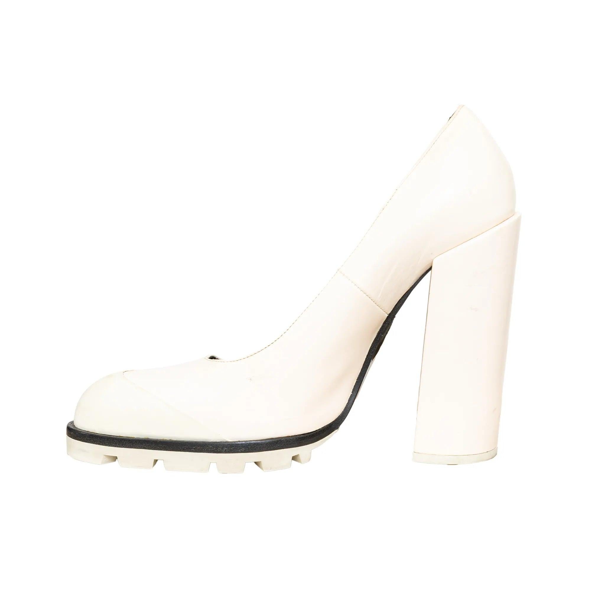 Escarpins à bouts pointus Jil Sander avec talon bloc couvert, bordures en cuir et semelle en cuir et caoutchouc blanc pour un look chic et moderne.
 Remarques : Le cuir présente quelques rayures et taches. 
 Mesures : Longueur de la