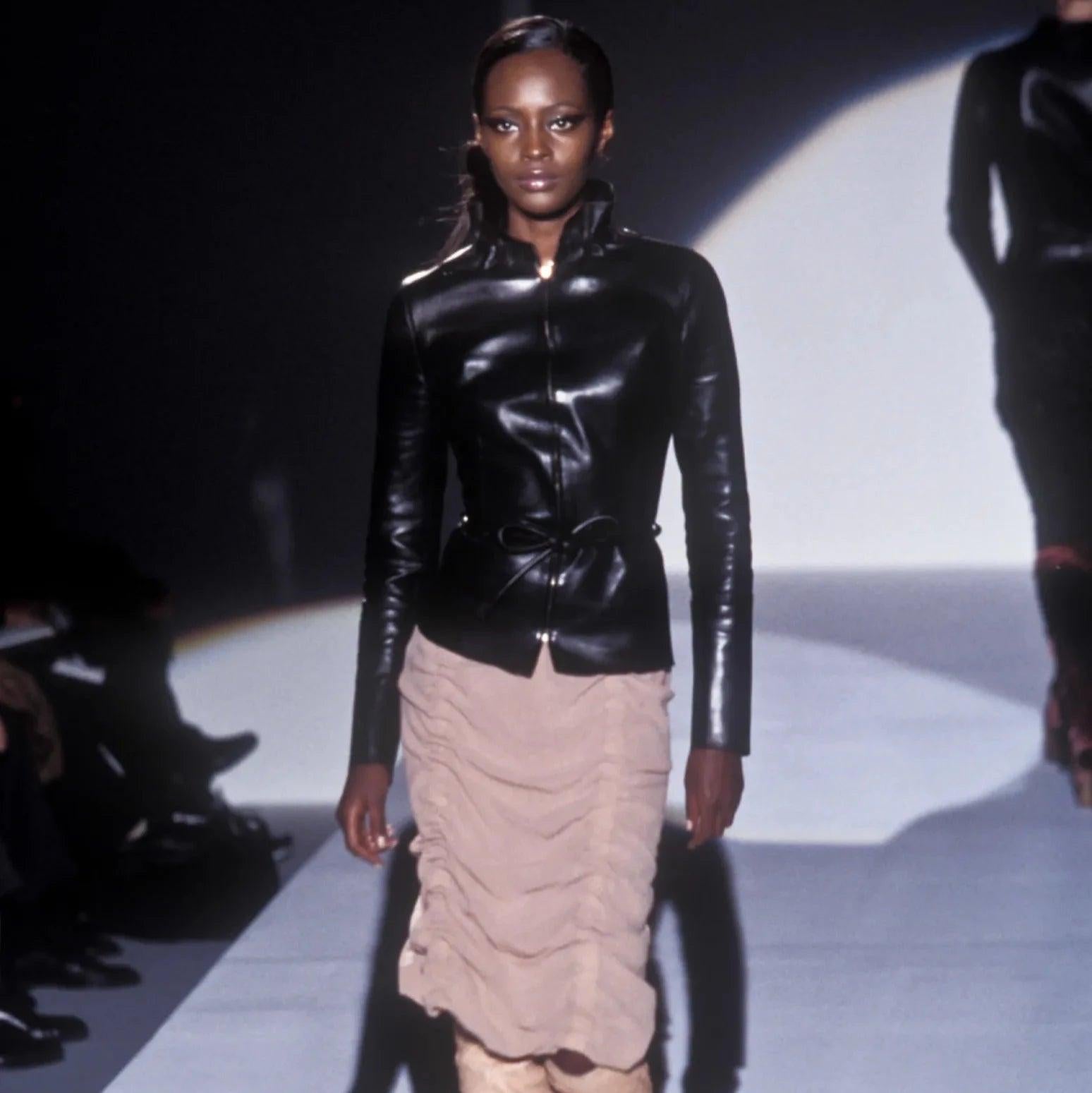 Set Gucci di Tom Ford della collezione A. Winter 1999. Top senza maniche con scollo a barchetta e drappeggio a cappuccio. Gonna midi aderente con dettagli elastici sul lato. 
 Osservazioni: la stoffa presenta alcune rotture.  
 Misure: