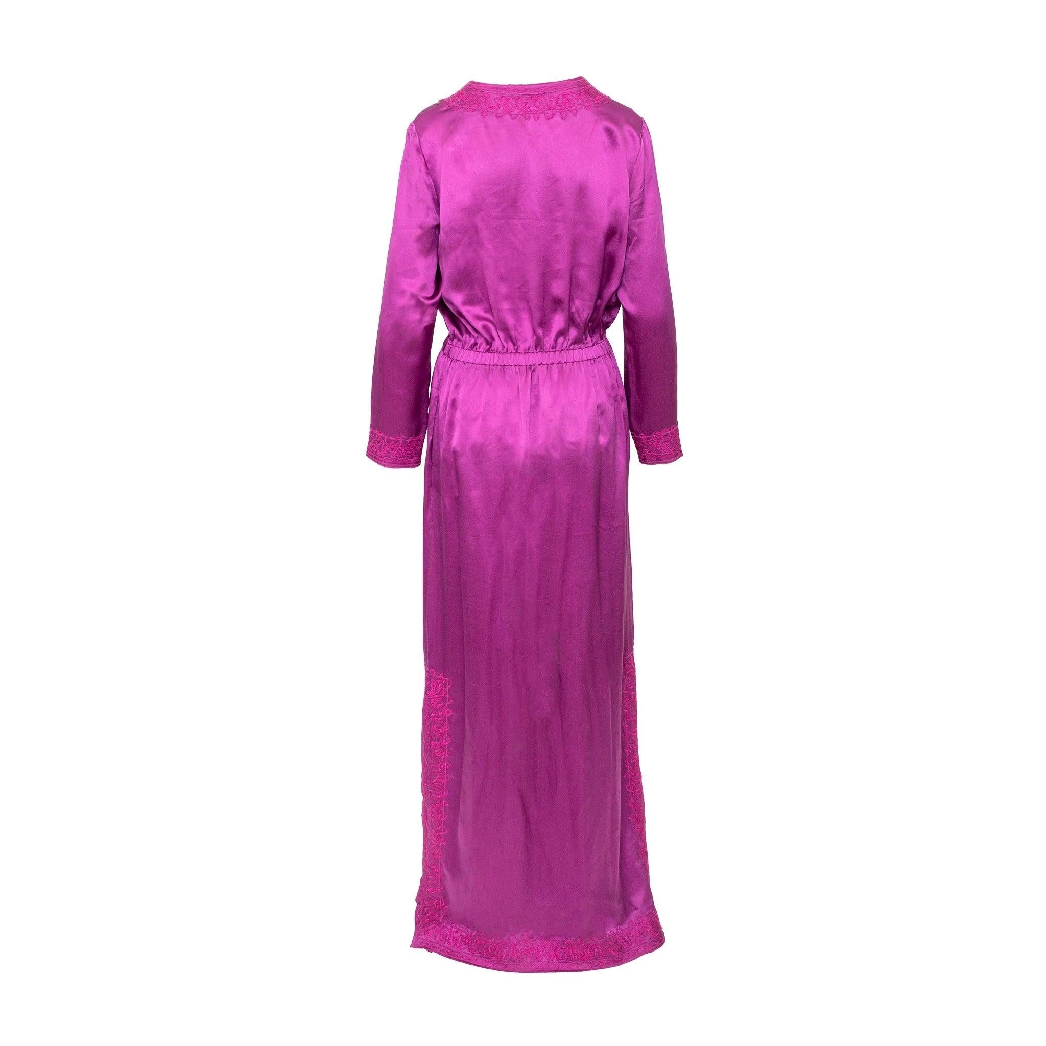Élégante et raffinée, cette robe longue vintage Yves Saint Laurent en soie violette présente une silhouette fluide, de délicates broderies violettes et une taille élastique flatteuse.  
 Mesures : Epaule:40;Manche:57;Buste:52;Taille:32;Longueur:155 
