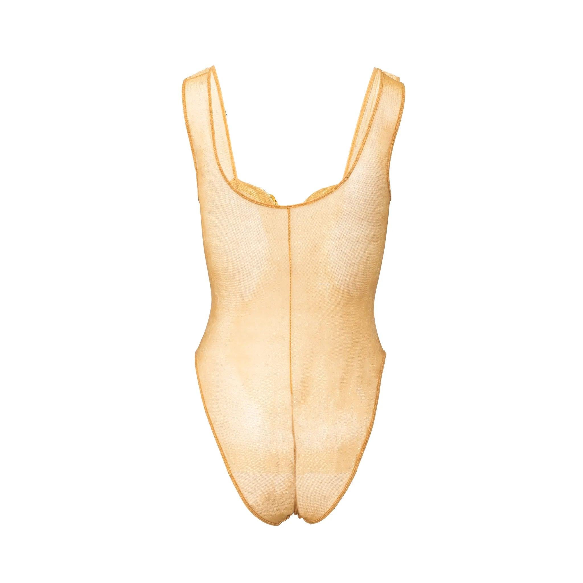 Body Gianfranco Ferré vintage de los años 90 de malla beige con adornos de lentejuelas doradas con el motivo característico de Gianfranco Ferré. 
 Observaciones: Faltan las etiquetas. Hay algunas imperfecciones en las lentejuelas. 
 Medidas:
