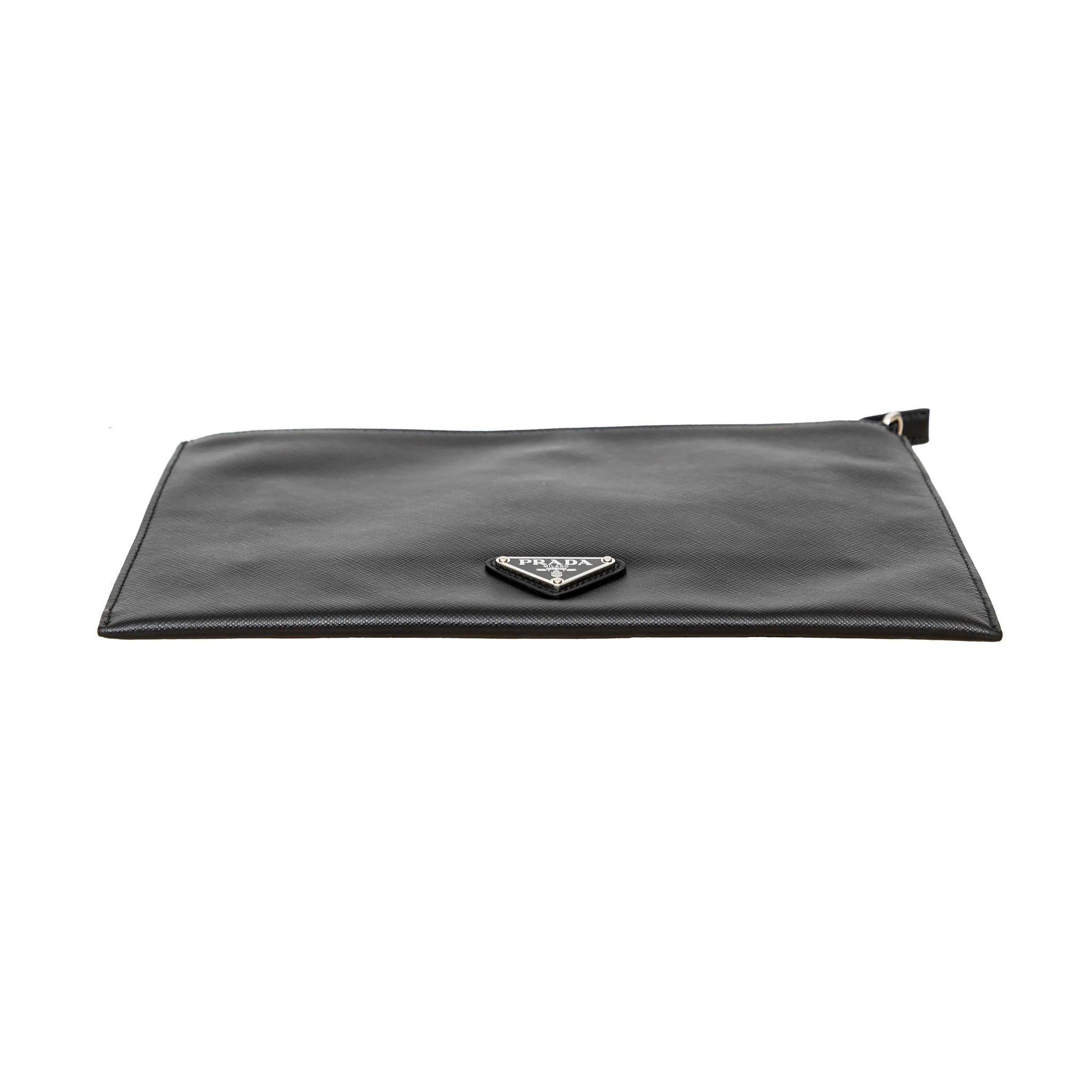 Marsupio di Prada in pelle saffiano con patch fumetto giocoso, chiusura a zip e interno foderato in pelle. Un accessorio audace e compatto.
 Inclusione: sacchetto antipolvere.  
 Misure: Altezza:17.5;Larghezza:27.5  
 Materiale: Pelle