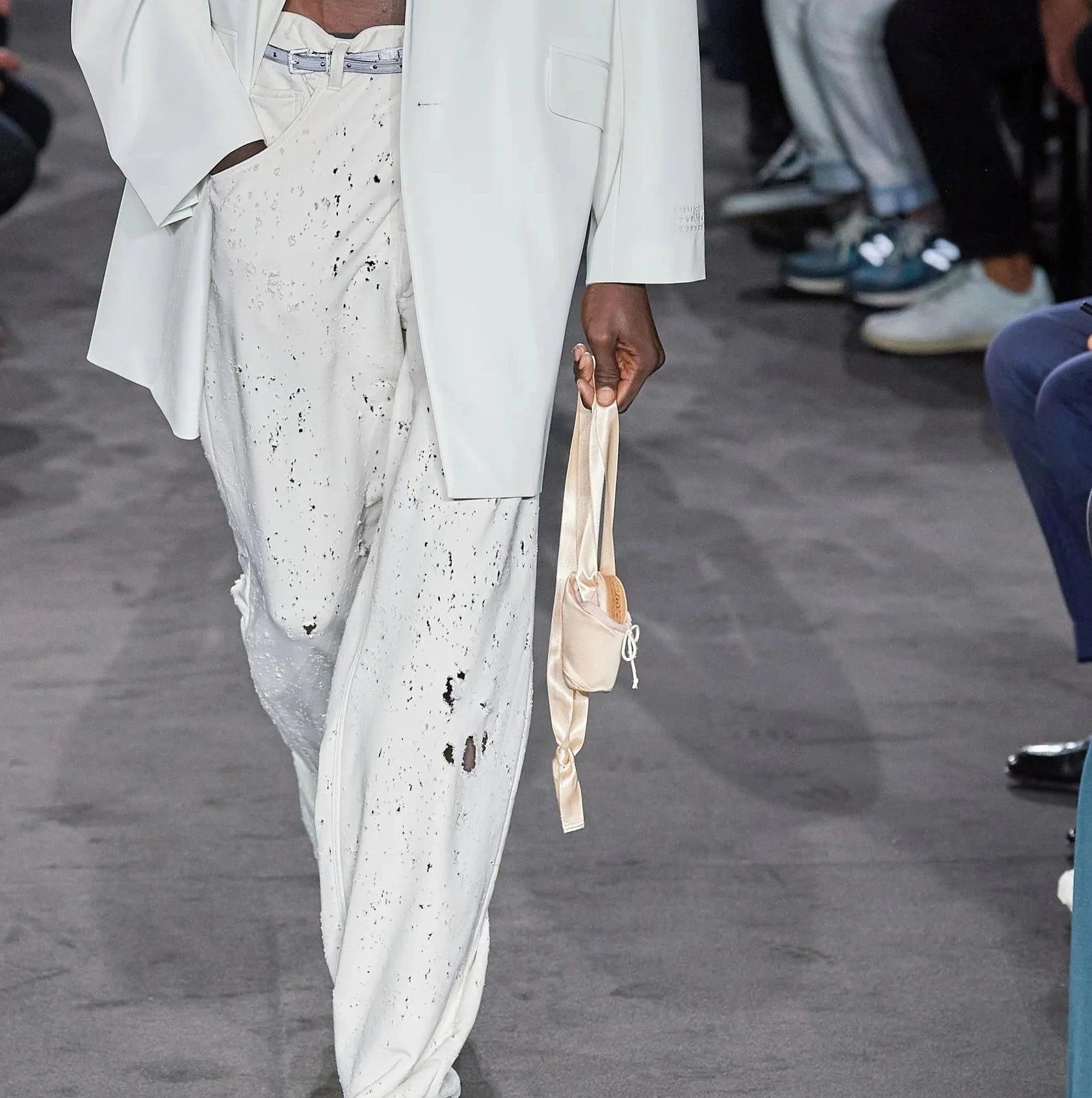 MM6 Mini sac Maison Margiela SS23 en satin rose avec lien en dentelle, intérieur et bordures en toile. Réimaginé à partir d'une chaussure de ballerine, peut être porté comme un sac transversal ou à la ceinture.  
 Dimensions :