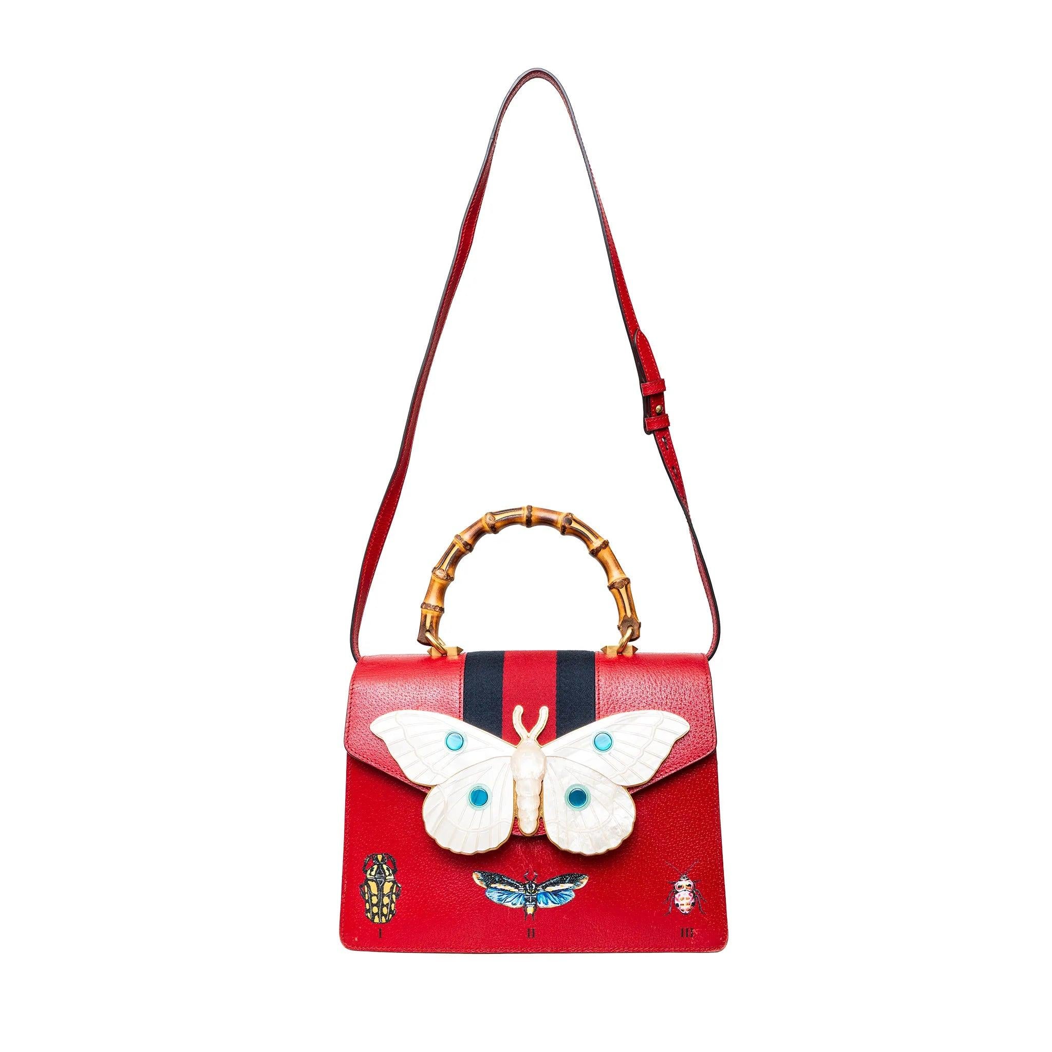 Eine auffällige rote Lederhandtasche aus der Herbst/Winter-Kollektion 2017 von Gucci mit Bambusgriff, Streifendetails und einem auffälligen Mottendetail aus Harz mit floralem Innenfutter aus Satin.
 Bemerkungen: Es sind einige Kratzer vorhanden.  
