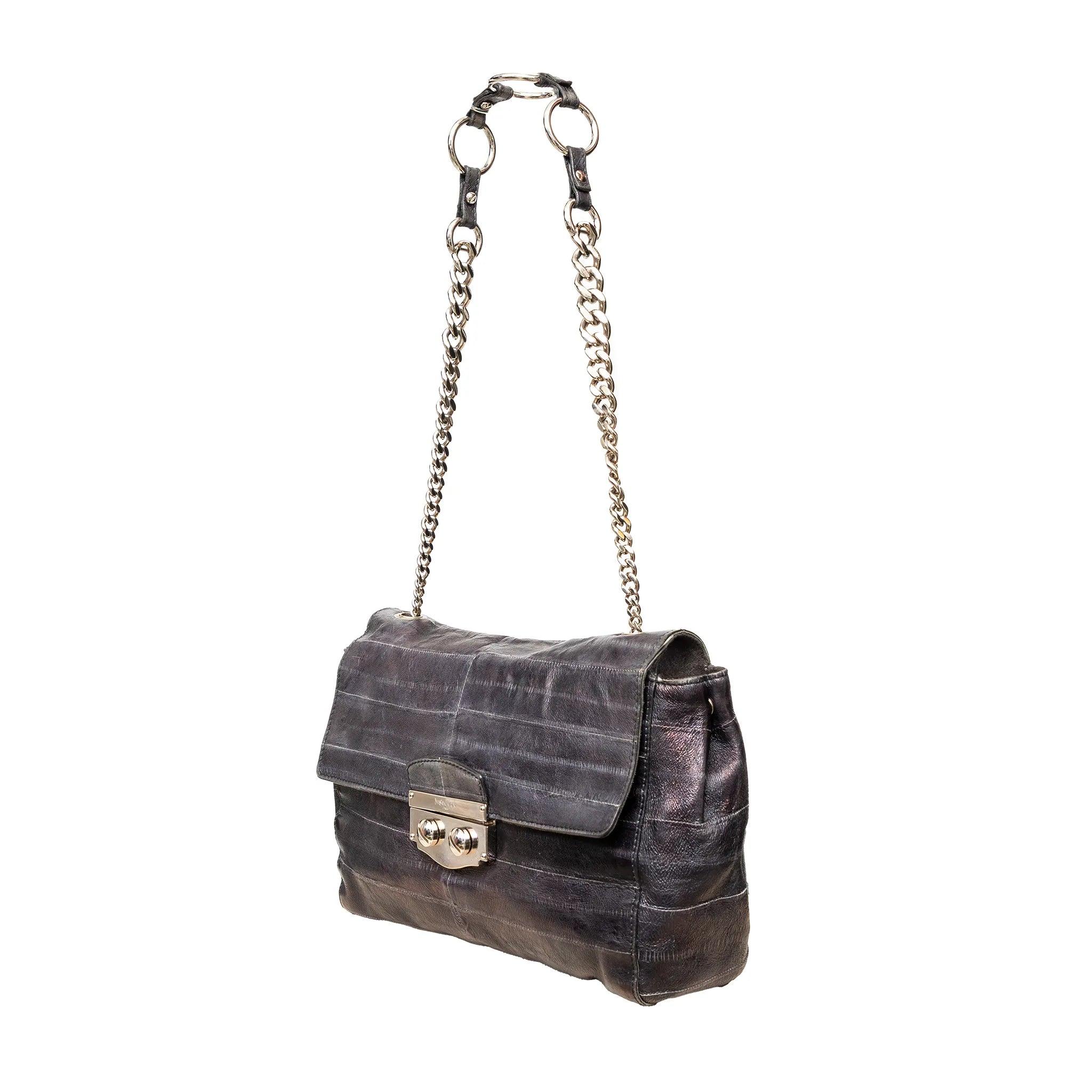 Le sac à bandoulière YSL Sac Le Sixième, en cuir noir épuré, est orné de chaînes argentées, d'un rabat structuré et d'un intérieur en daim luxueux, parfait pour le jour comme pour la nuit.
 Remarques : le cuir présente quelques signes d'usure et de
