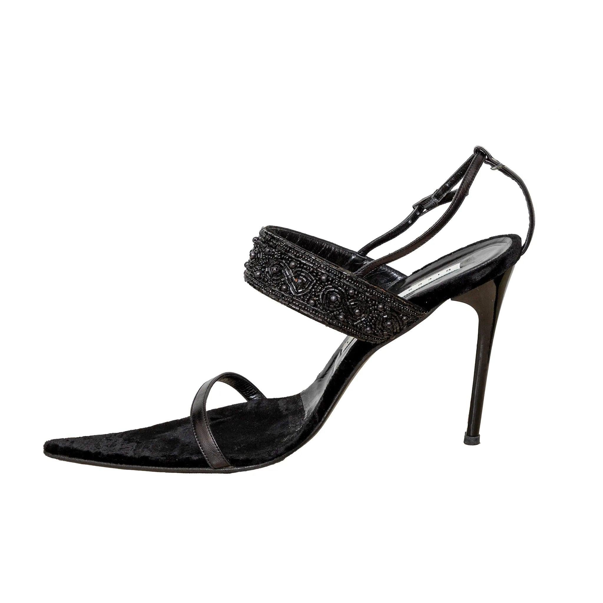 Les talons pointus en cuir de Diego Dolcini sont dotés d'une semelle intérieure en velours, de fines lanières délicates à la cheville et d'une tige ornée de perles pour un look raffiné.
 Inclusion : boîte.  
 Mesures : Longueur de la
