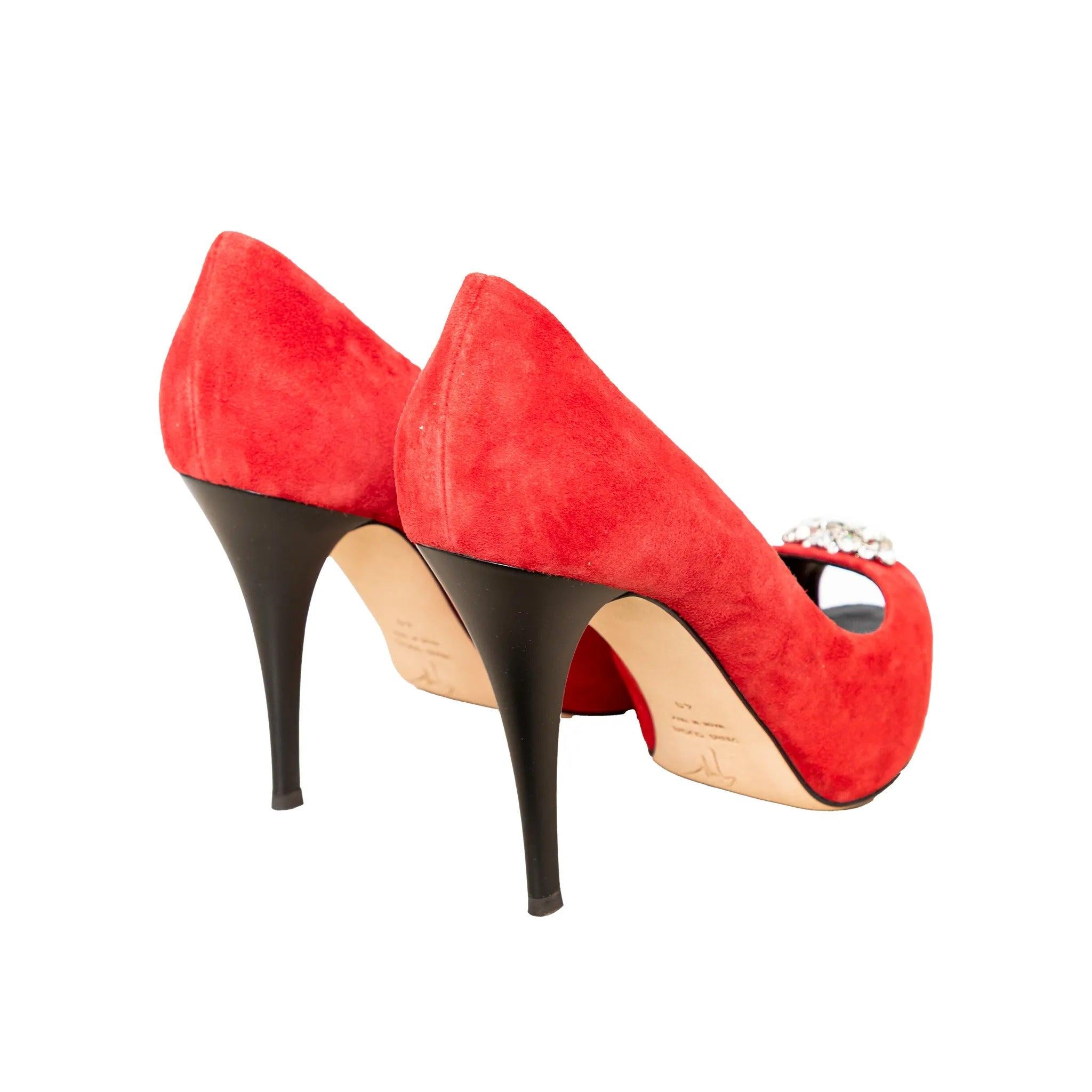 Escarpins peep toe Giuseppe Zanotti en daim rouge audacieux, ornés de cristaux étincelants sur l'empeigne et dotés d'un talon haut élégant.
 Inclusion : boîte.
 Remarques : le daim présente quelques imperfections.  
 Mesures : Longueur de la