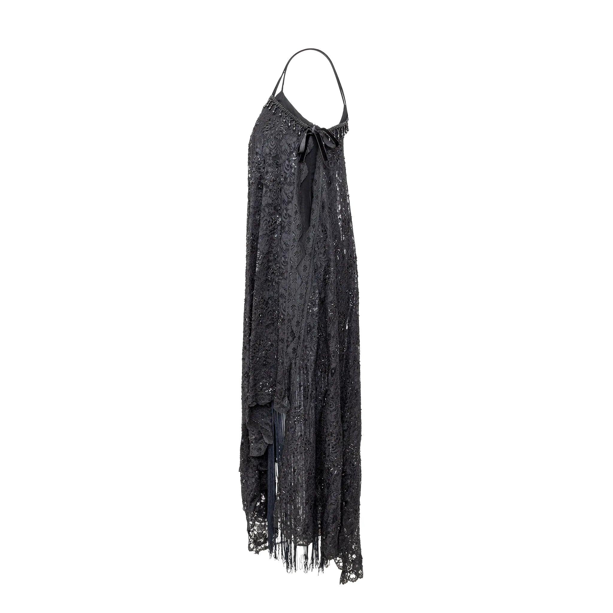 Perlenbesetztes Spitzenkleid von Dolce & Gabbana mit Blumenmuster, überschnittenen Kanten und dünnem Samtband zum Binden an den Seiten. Beinhaltet ein Unterkleid mit langem Quastensaum.  
 Maße: Brustumfang:44;Taille:36;Länge:148  
 MATERIAL: 70%