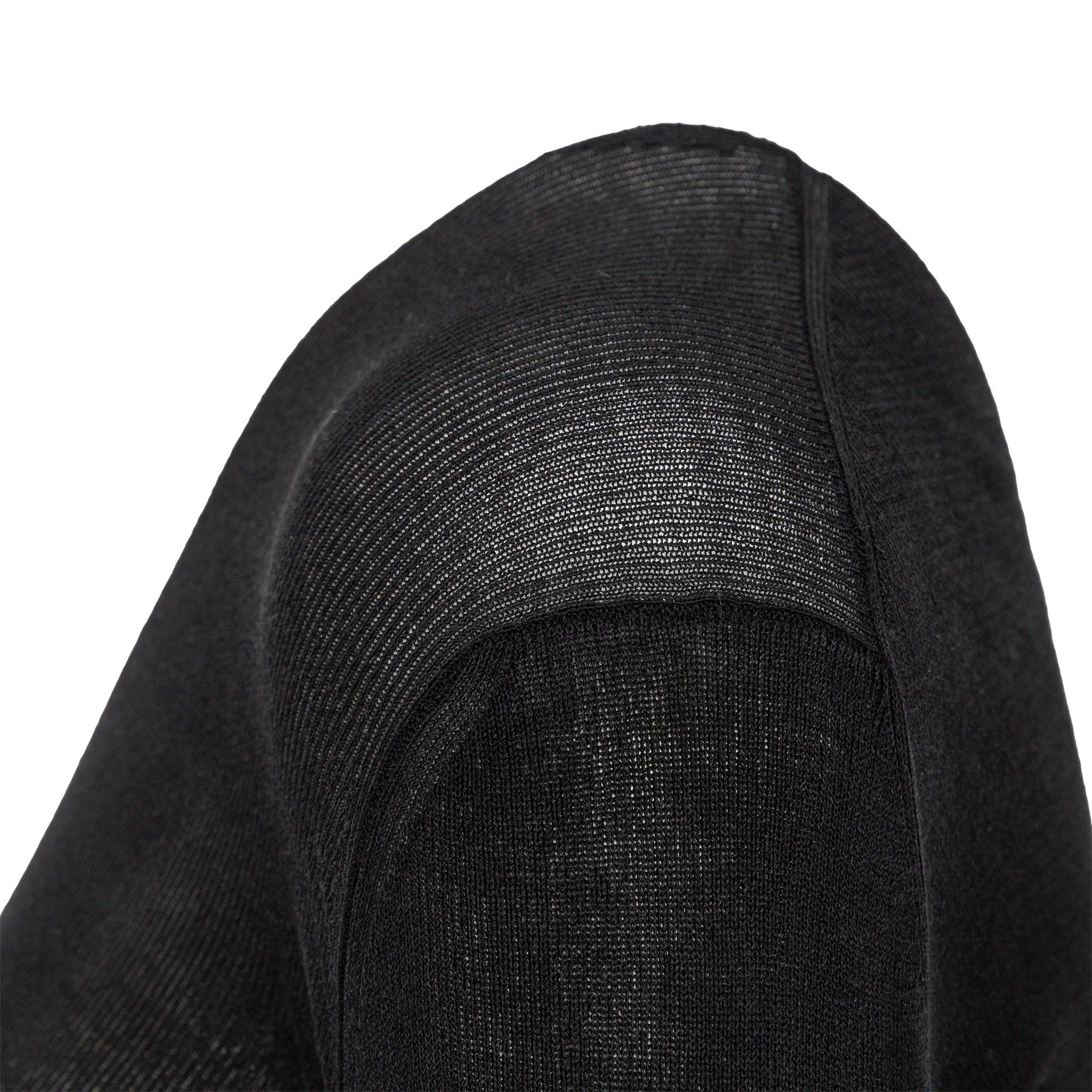 Top en maille noire de Gucci, en pure soie. Col rond et manches complètes. Indispensable au quotidien pour un look élégant et idéal pour un style polyvalent. 
 Remarques : Il y a quelques décolorations sous le bras.  
 Mesures :