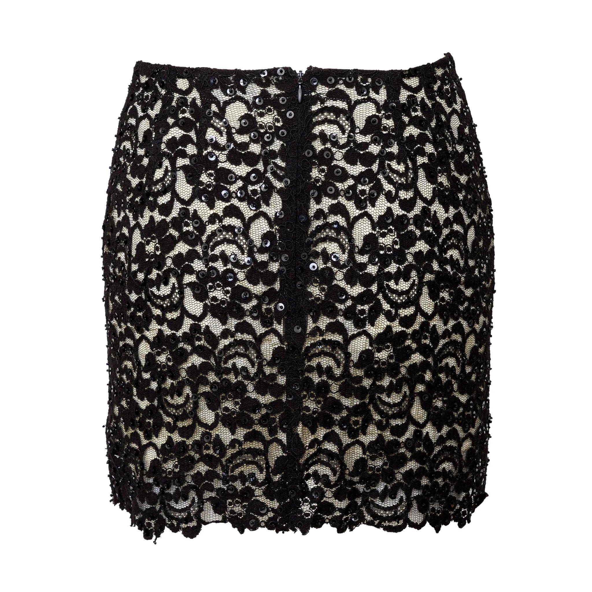 Set chic in pizzo e paillettes realizzato in viscosa con fodera jacquard. Il top a canotta con schiena scoperta si abbina perfettamente alla minigonna con orlo a smerlo in pizzo. Osservazioni: Ci sono alcune macchie all'interno della fodera interna