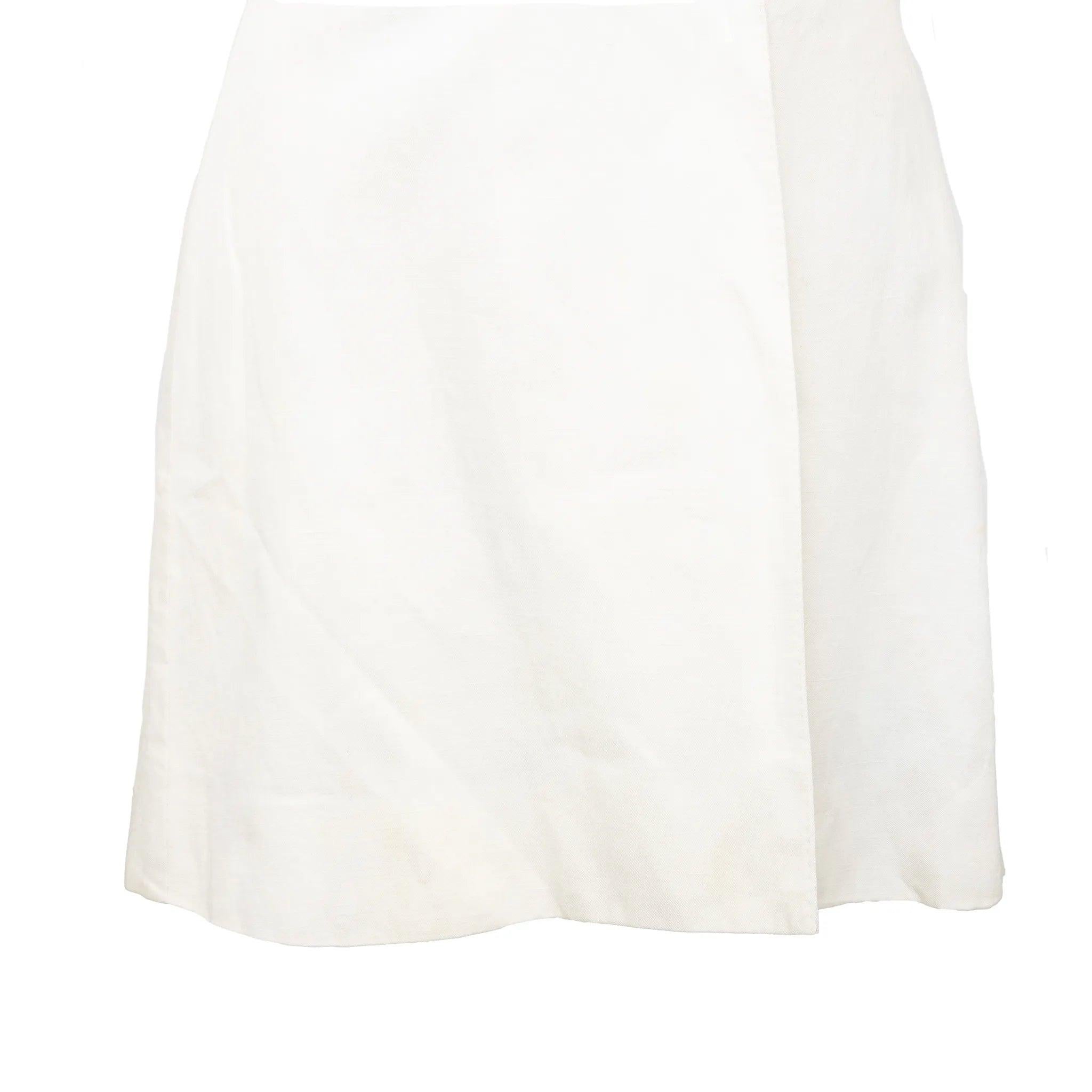 Mini robe couture des années 90 en pur lin blanc avec garnitures noires. Silhouette a-line, dos plissé et détails des panneaux avec fermeture par boutons sur le devant. 
 Remarques : Il y a quelques taches sur la doublure et quelques points de