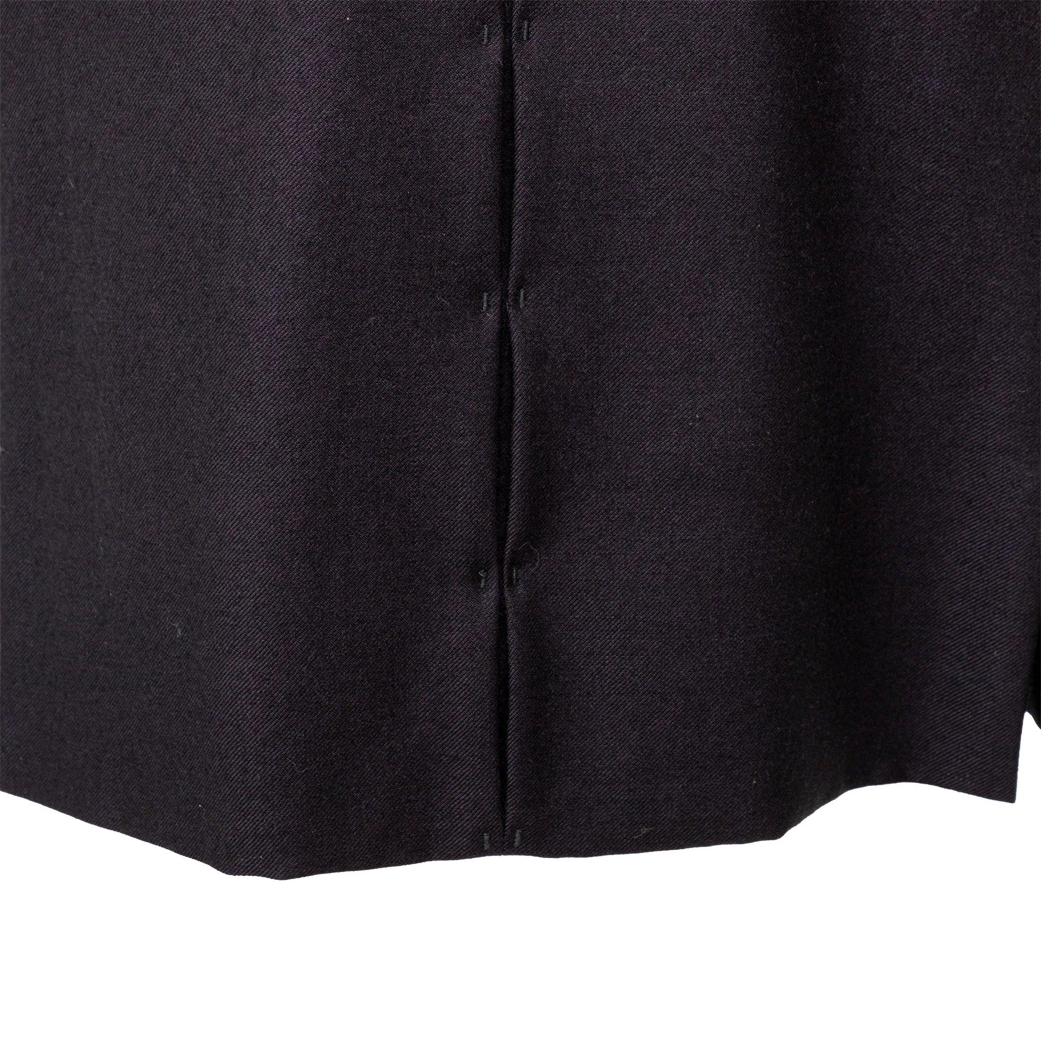 Top t-shirt in lana di Jil Sander dell'autunno 2013 in un elegante design blu e nero, con scollo rotondo, raffinate cuciture frontali e una silhouette moderna e minimalista.
 Osservazioni: Manca l'etichetta della taglia e della composizione.  
