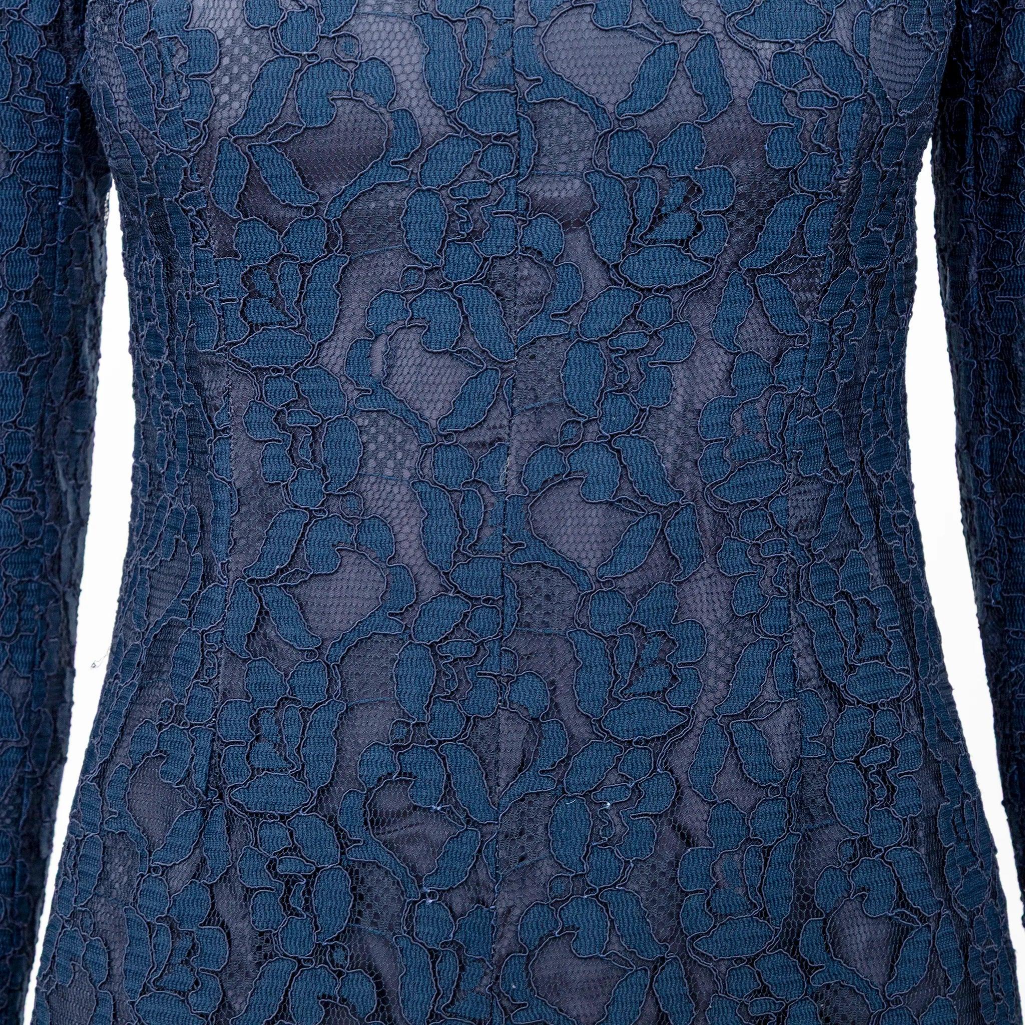 Dolce & Gabbana Minikleid aus dunkelblauem Stoff mit vollen Ärmeln, einer schmeichelhaften Silhouette und eleganten Spitzendetails.  
 Maße: Schulter:40;Ärmel:59;Oberweite:42;Taille:34;Länge:74  
 MATERIAL: 100% Nylon