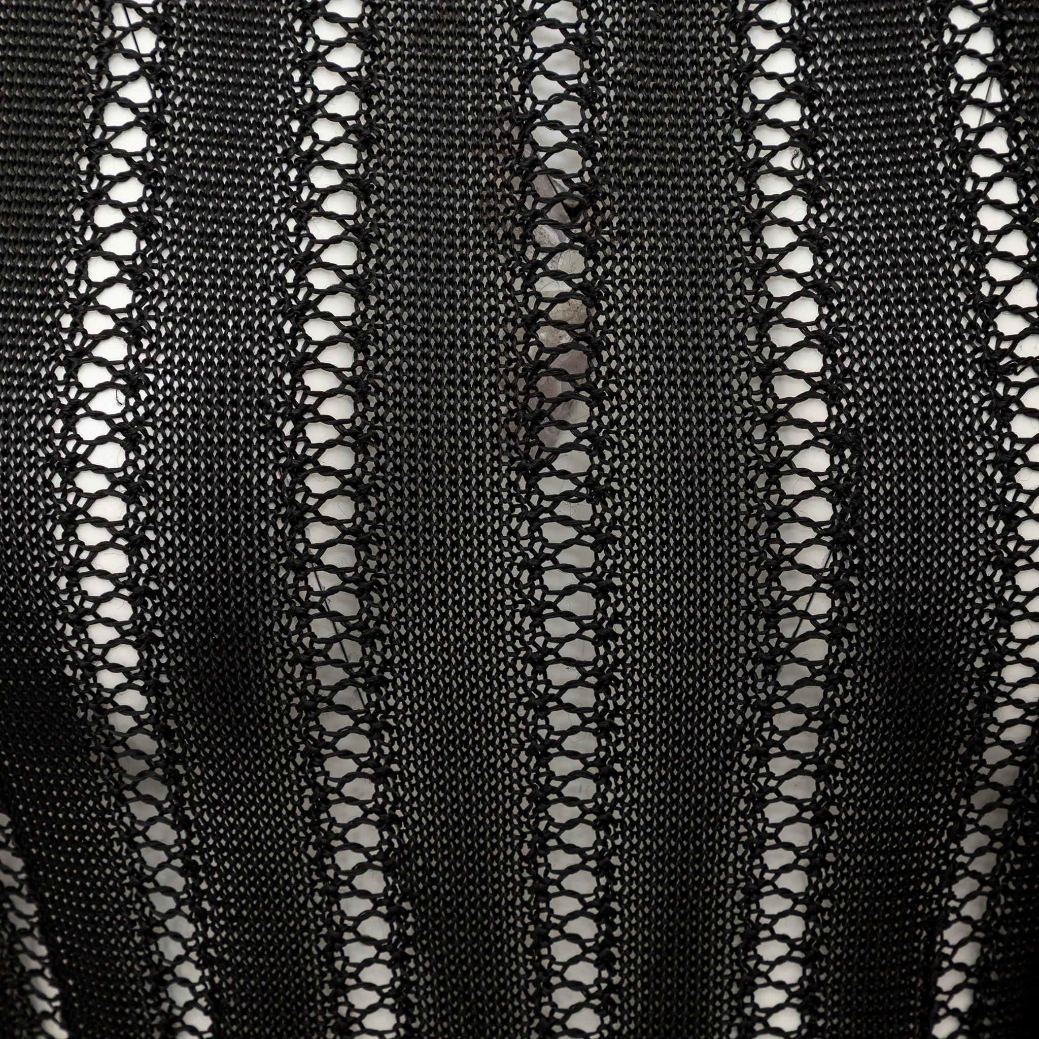 Robe midi noire avec un haut sans manches en maille, une encolure haute côtelée, des détails de découpe à la taille et une jupe doucement froncée qui se déplace avec une élégance fluide.  
 Mesures : Epaule:34;Buste:40;Taille:32;Longueur:88  
