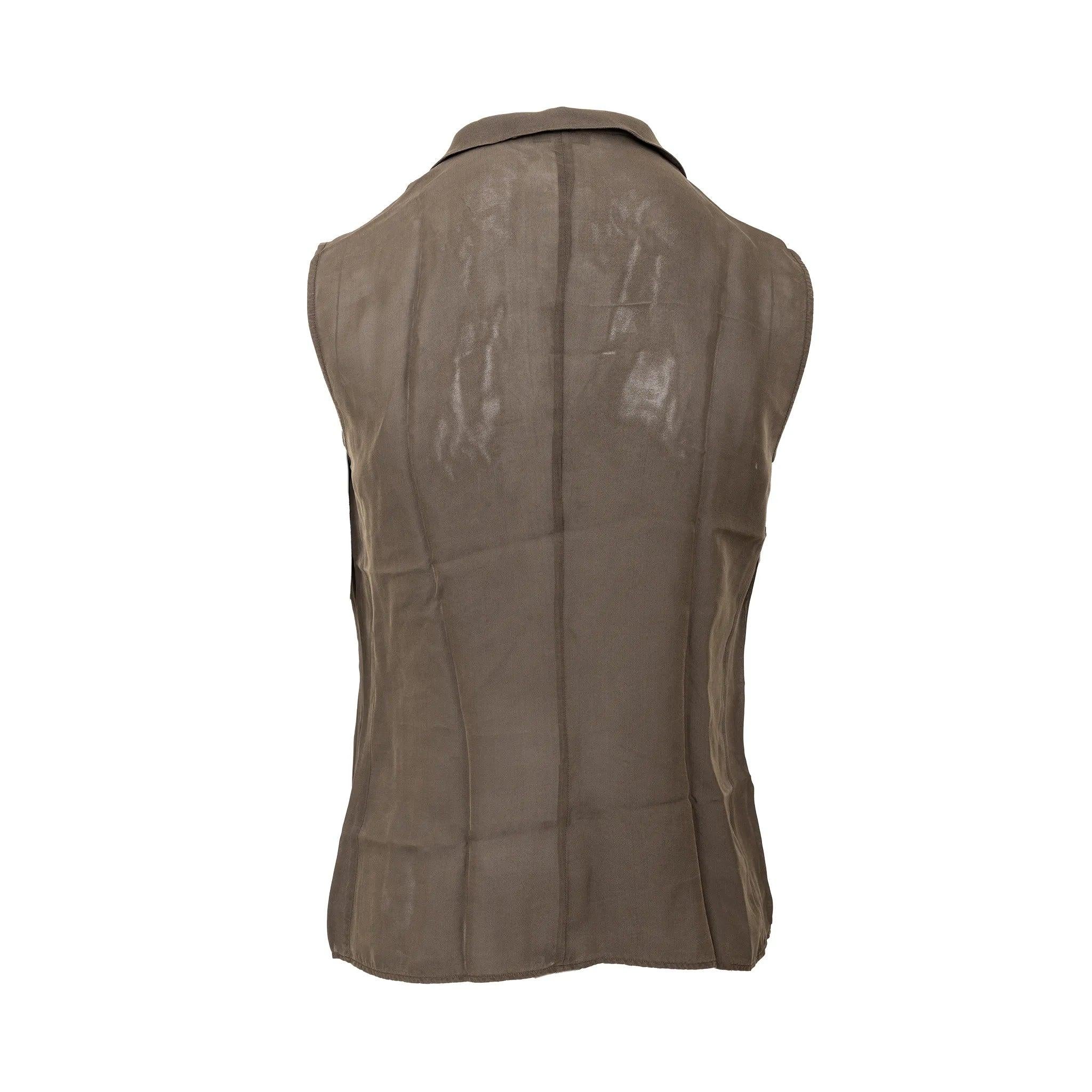 Ensemble Giorgio Armani composé d'un haut enveloppant sans manches et d'une mini-jupe avec fente latérale, fermeture éclair au dos et ceinture amovible en toile et en cuir pour compléter le look.
 Remarques : l'étiquette de composition n'est pas