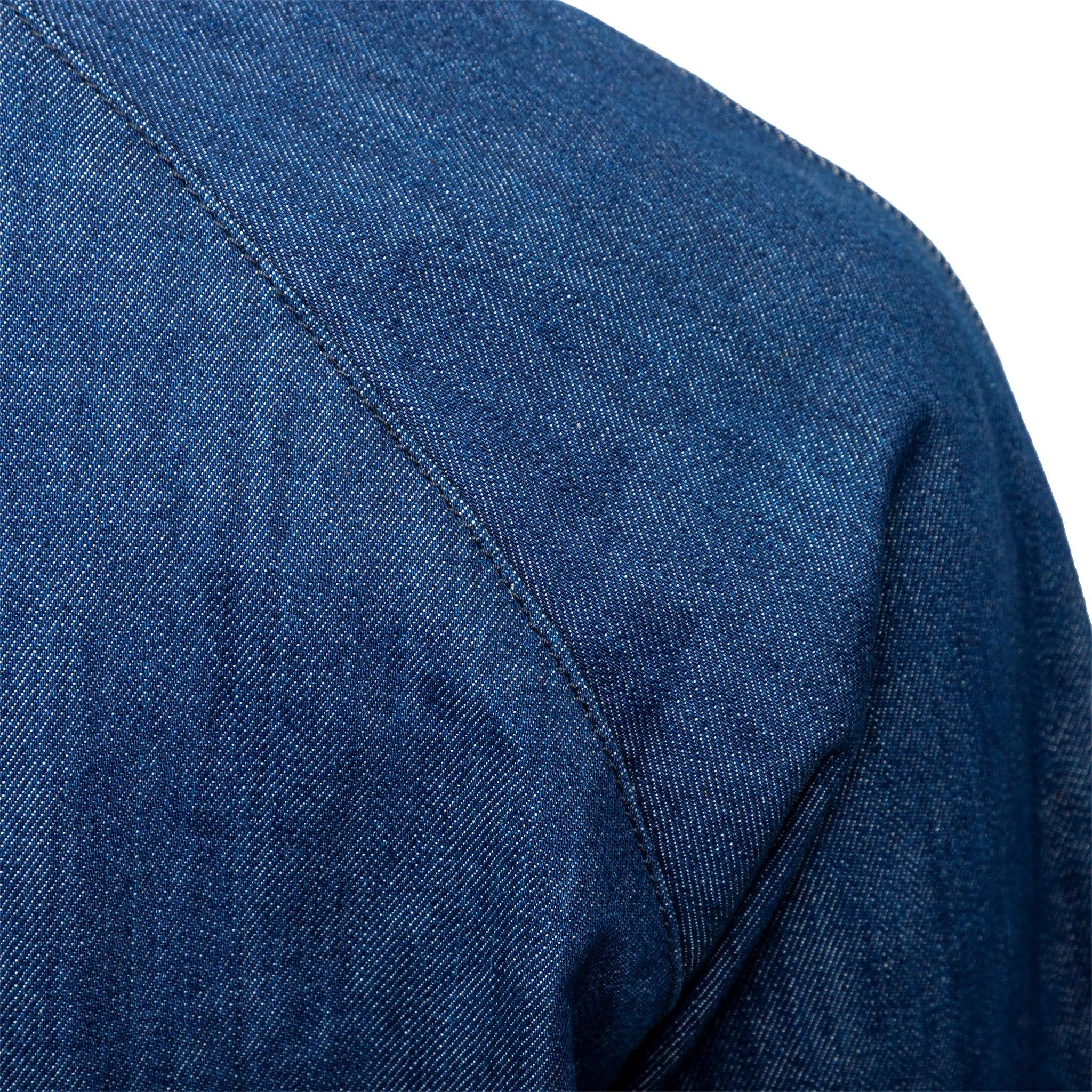 Polo Sunnei a maniche corte in denim blu, con vestibilità rilassata, spalle raglan e colletto classico con chiusura frontale a bottoni.  
 Misure: Maniche (dalla spalla):44;Busto:57;Lunghezza:71  
 Materiale: 100% cotone