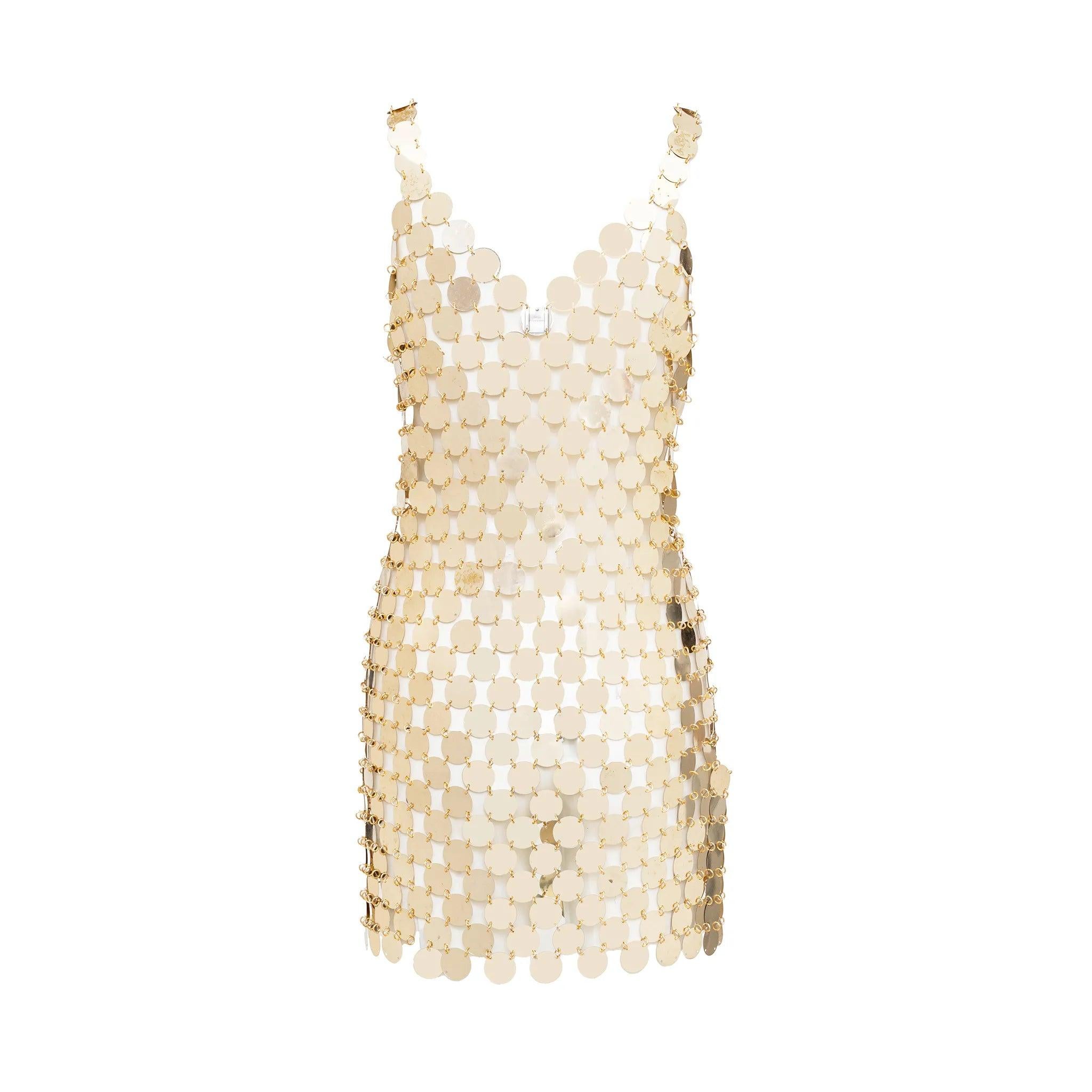 Paco Rabanne Paillettenkleid aus goldenen Rhododendronscheiben. Erstellt mit dem legendären DIY-Bausatz, einem echten Sammlerstück aus den 1960er Jahren. 
 Bemerkungen: Es gibt viele Flecken und Gebrauchsspuren. 
 Maße: Oberweite:44;Länge:84 
