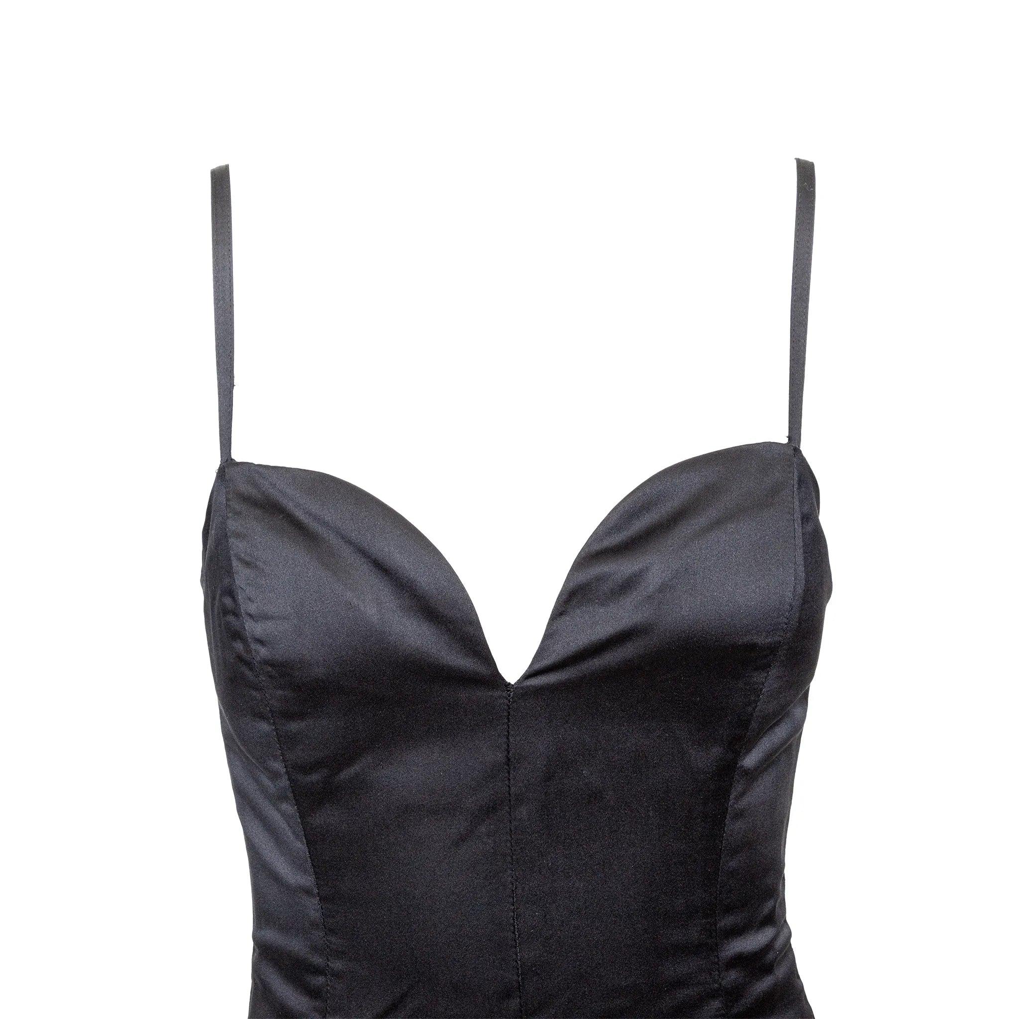 Issue du label variation d'Yves Saint Laurent, cette petite robe noire vintage en satin est dotée de fines bretelles, d'une poitrine paddée et d'un décolleté en cœur intemporel.
 Remarques : Il n'y a pas d'étiquette de composition.  
 Mesures :