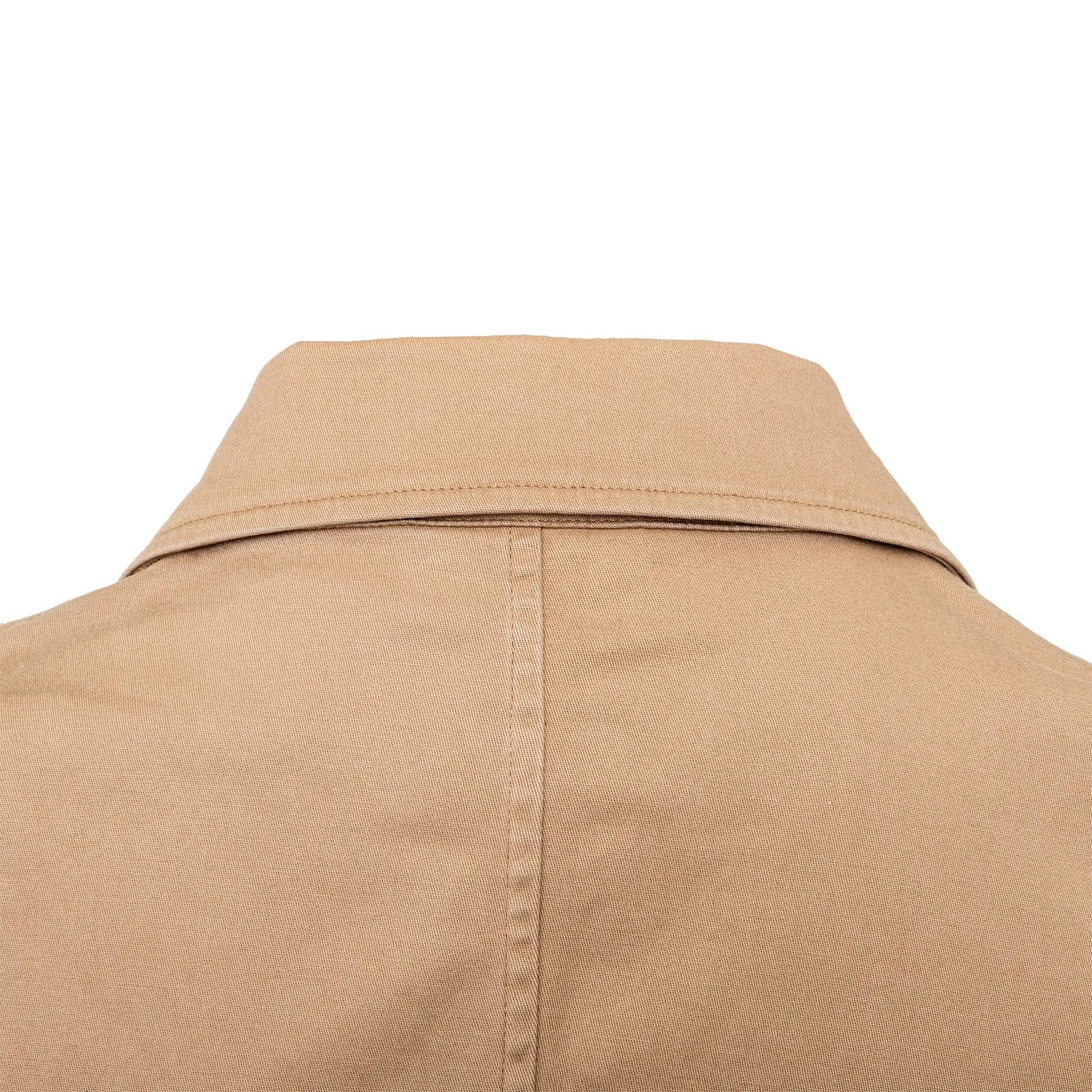 Combinaison polyvalente de Yohji Yamamoto en coton kaki. Gilet zippé, pantalon court à cordon de serrage avec passants de ceinture cachés. A porter comme une combinaison complète ou à coiffer séparément.
 Remarques : la composition n'est pas