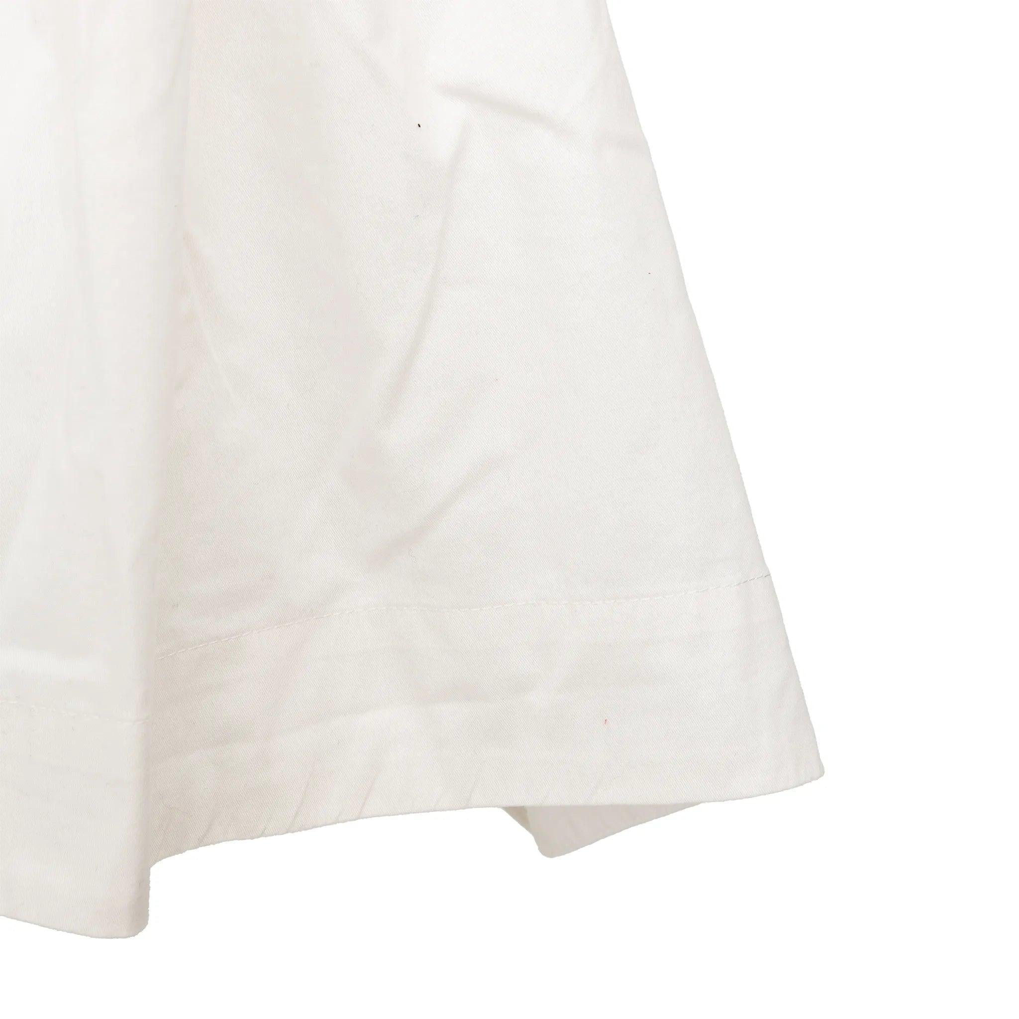 Gonna corta in cotone bianco di See by Chloé con arricciatura morbida, silhouette a doppio strato e chiusura con bottoni sul retro - chic e disinvolta per l'estate.  
 Misure: Vita:37;Lunghezza:41  
 Materiale: 98% cotone 2% elastan