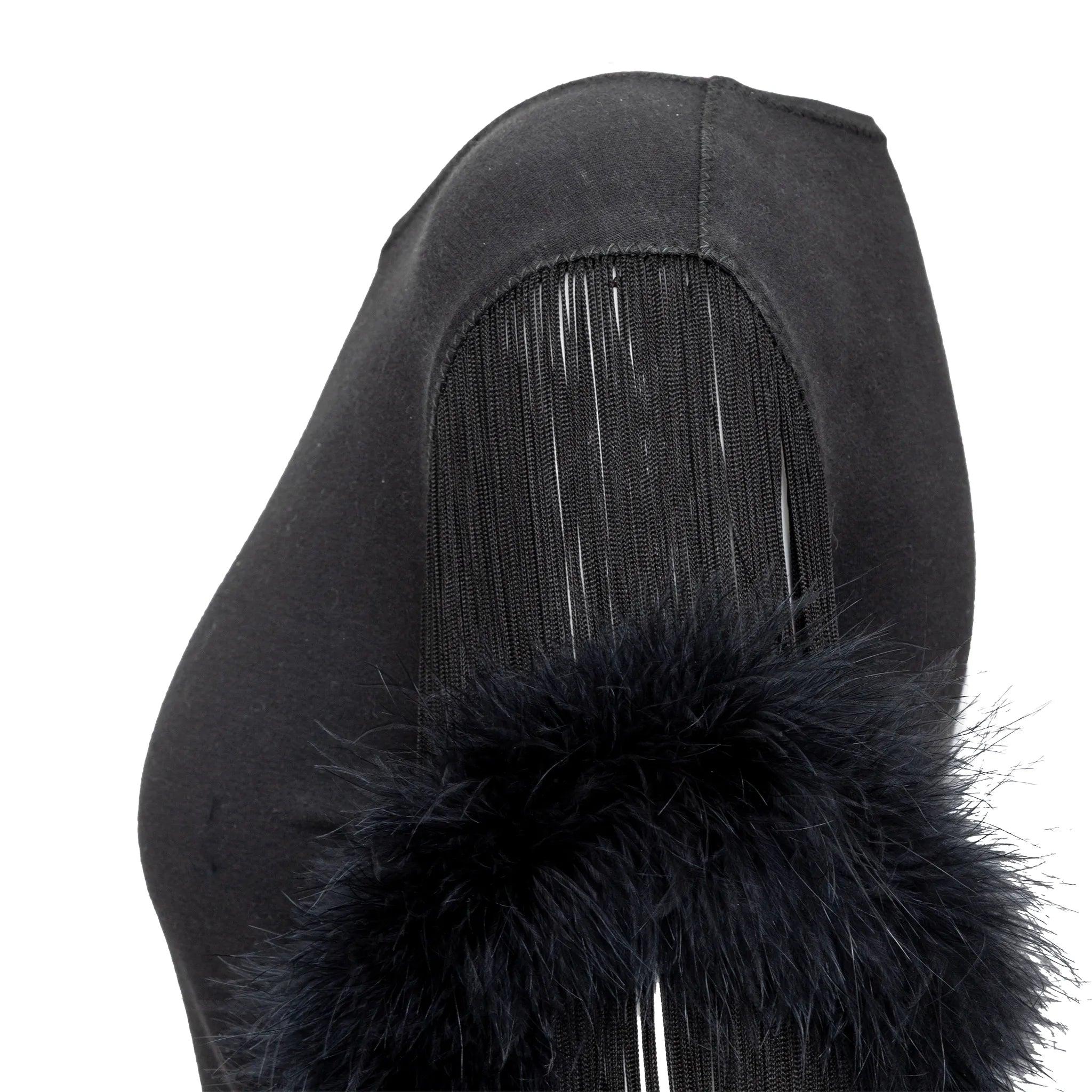 La robe midi noire de Jean Paul Gaultier associe un corps en coton extensible à des manches cloche spectaculaires recouvertes de plumes douces et de franges fluides. 
 Remarques : le tissu en coton est légèrement décoloré.  
 Mesures :