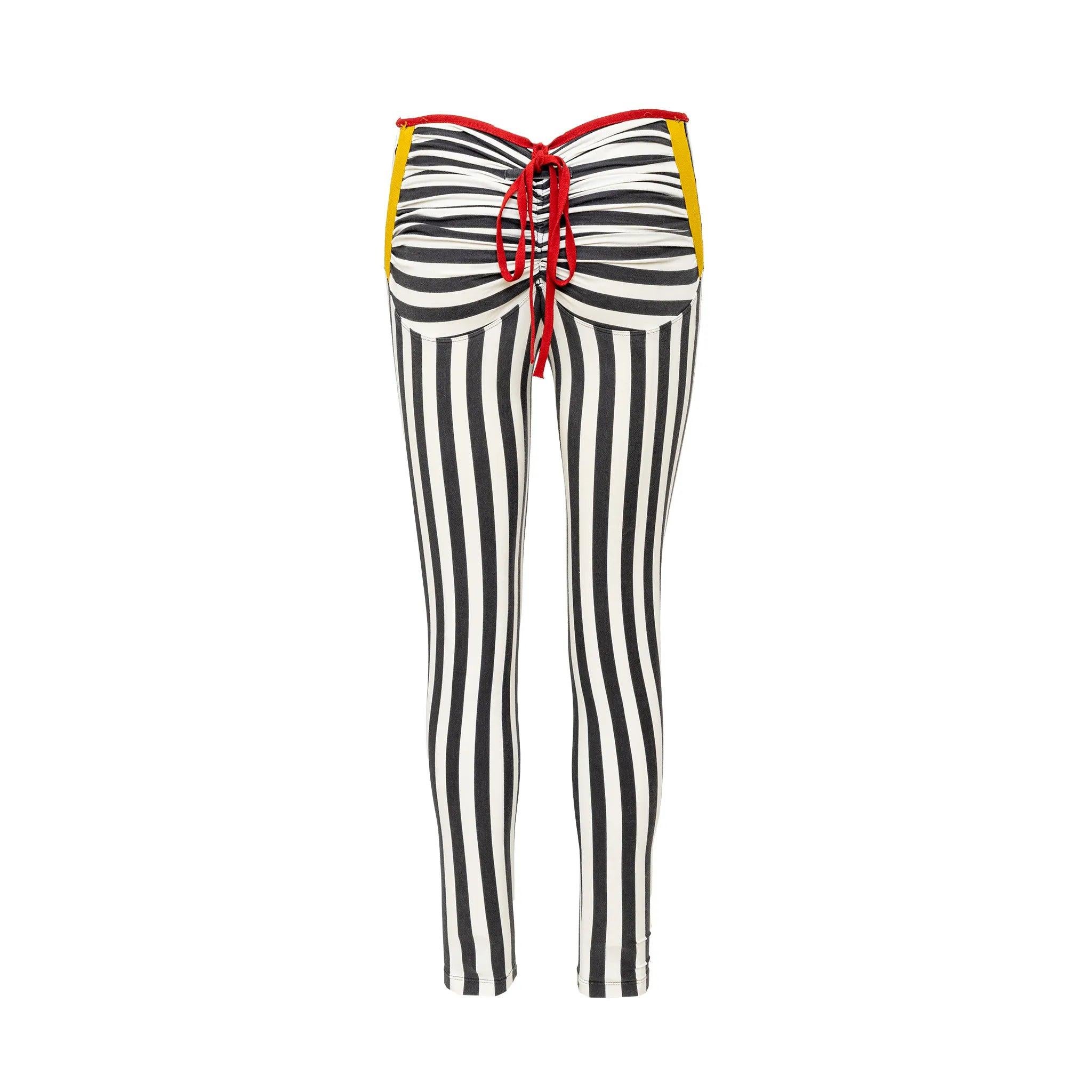 Pantalon legging rayé de style capri en mélange coton-élasthanne, avec bordures rouges, dos froncé et détail de nœud de cravate. 
 Remarques : Le tissu est un peu décoloré.  
 Mesures : Taille:30;Hanche:38;Taille:22;Longueur à