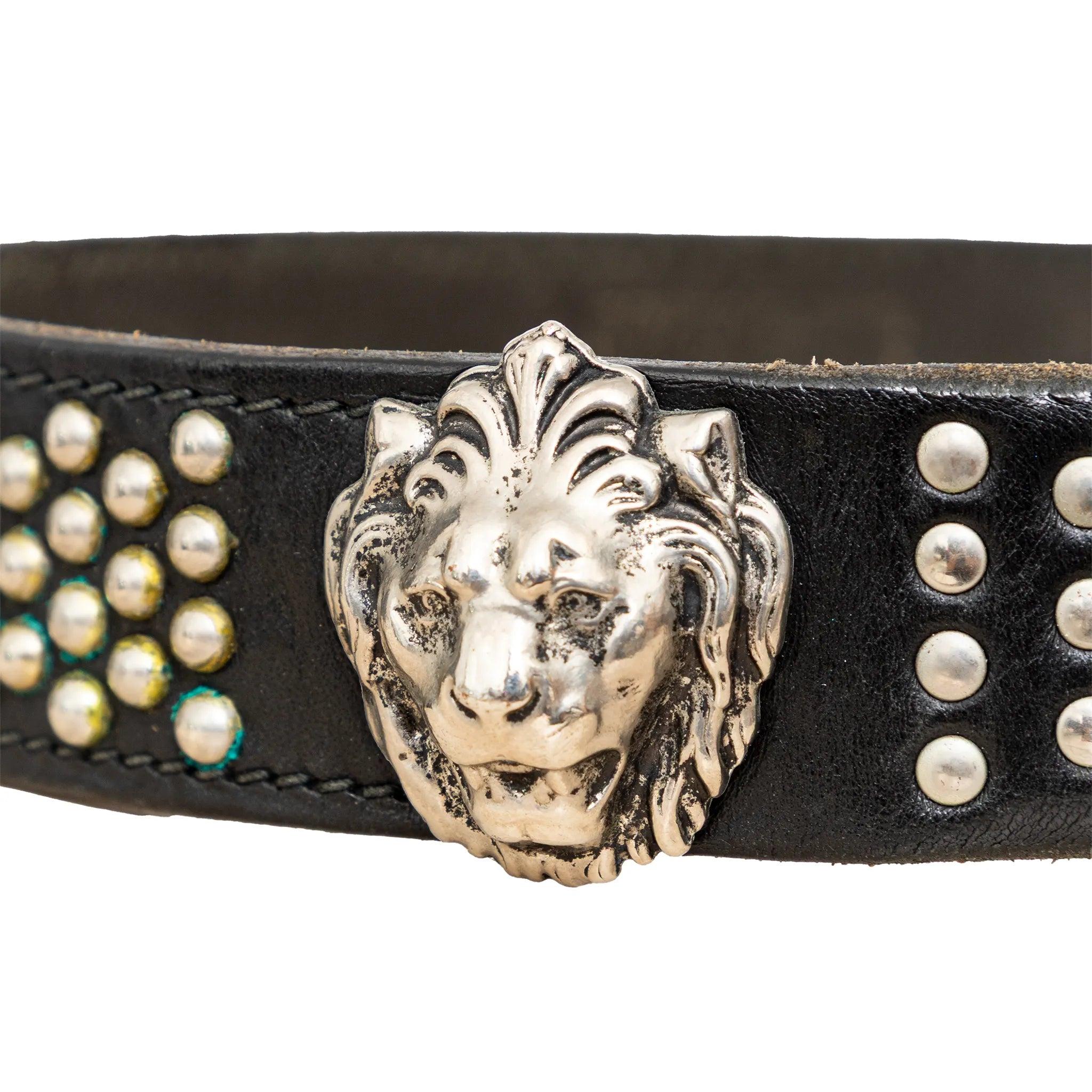 Cintura vintage Versus in pelle nera, con borchie d'argento, accenti a testa di leone e chiusura con fibbia. 
 Osservazioni: ci sono segni di usura.  
 Misure: Lunghezza:104;Larghezza:3.5;Larghezza fibbia:4  
 Materiale: Pelle