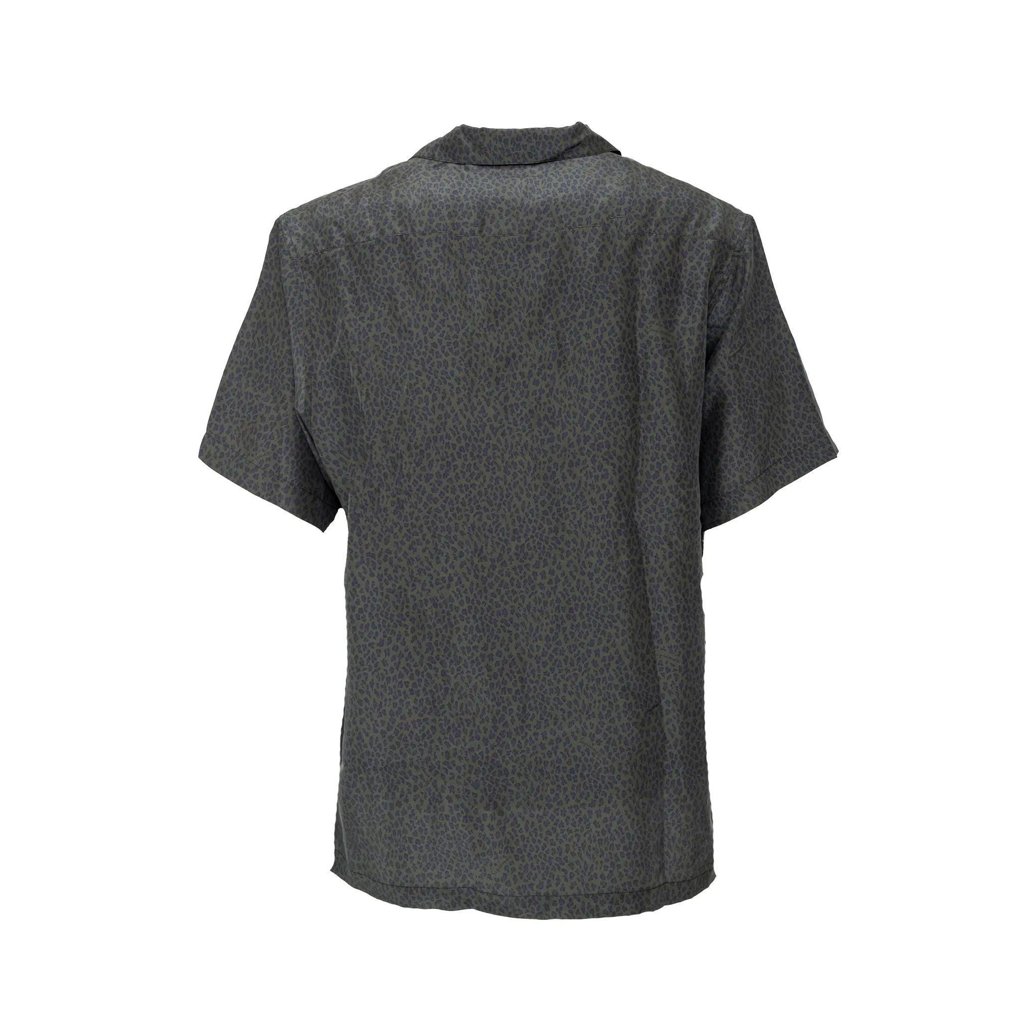 Camicia in seta di Supreme con stampa leopardata all-over, maniche corte e tasca singola sul petto. Design leggero con uno stile streetwear deciso e inconfondibile.  
 Misure: Spalla:46;Manica:24;Busto:58.5;Lunghezza:74  
 Materiale: 100% seta