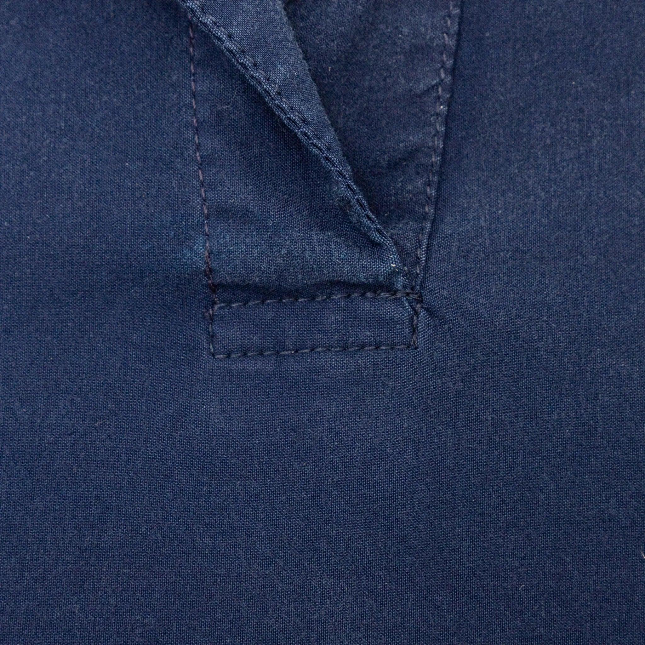 Top corto chic in stile halter con colletto, schiena aperta e nodo da annodare in vita per una vestibilità personalizzata. Senza maniche e in blu scuro per un look moderno.
 Osservazioni: il tessuto è un po' sbiadito.  
 Misure: Lunghezza:32  
