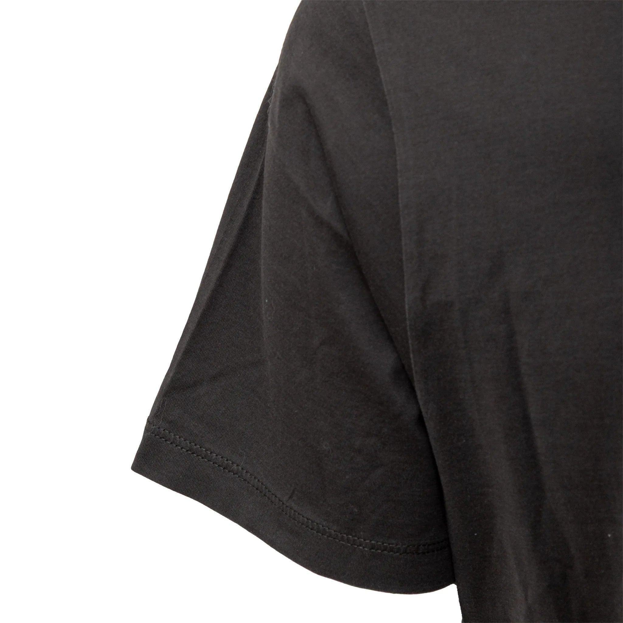 T-shirt di Prada in morbido cotone, color antracite, con un classico girocollo e una tasca sul petto con la firma del marchio per un abbigliamento quotidiano di alto livello.  
 Misure: Spalla:42;Manica:22;Busto:52;Lunghezza:70  
 Materiale: 100%