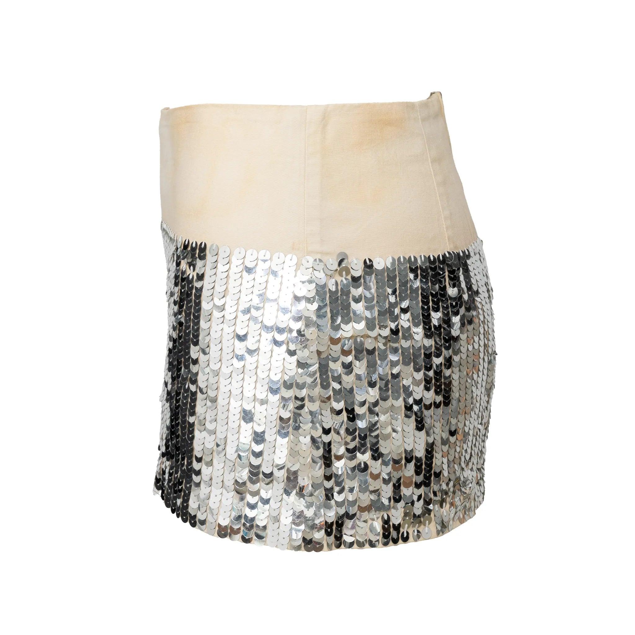 La minigonna Future Classics in tela di cotone bianco sporco è caratterizzata da decorazioni in paillettes argentate e da una cerniera posteriore, per unire il fascino casual a uno scintillio audace.
 Osservazioni: ci sono alcune macchie sul tessuto