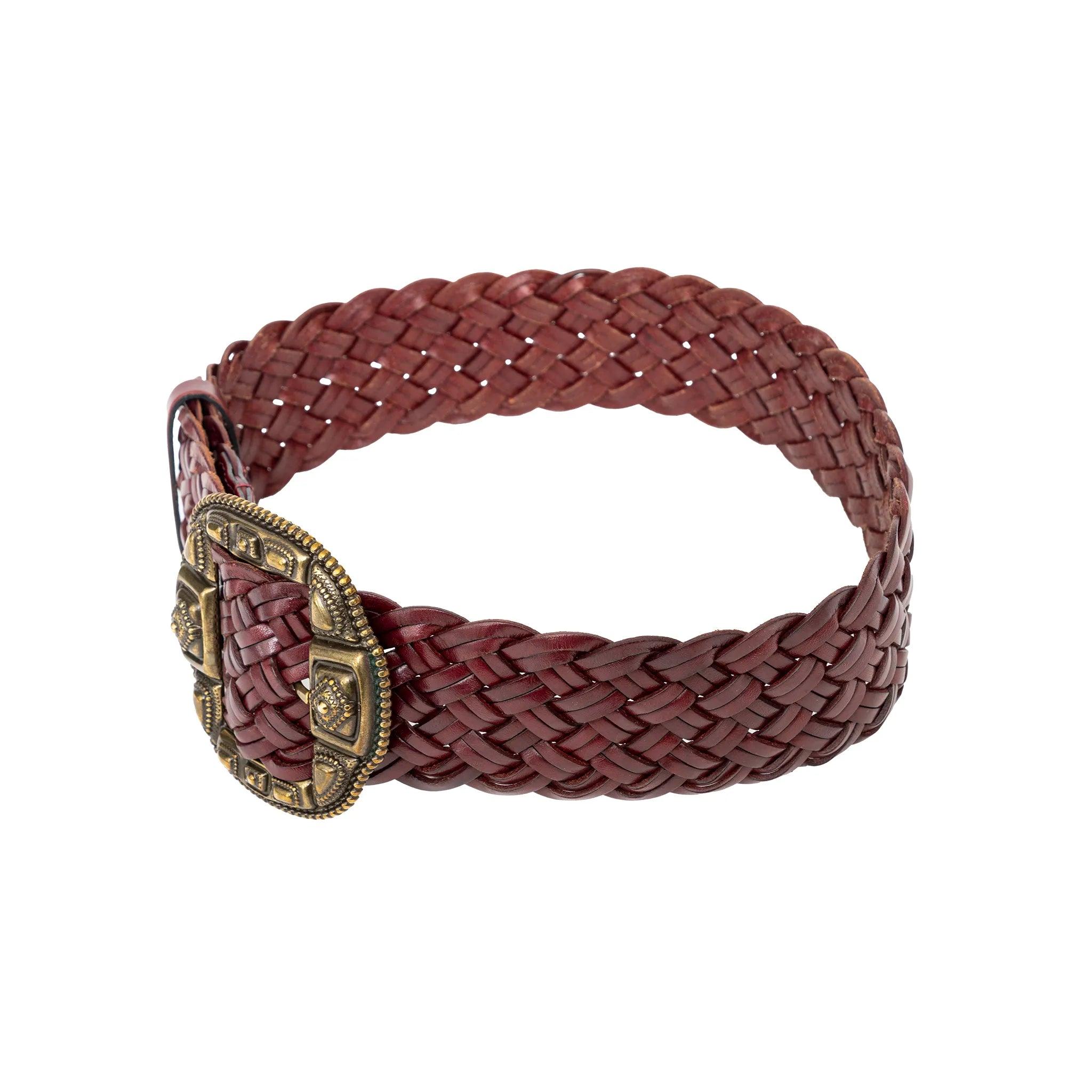 Cintura in pelle rossa di Etro con intreccio, fibbia centrale dorata e chiusura regolabile per una vestibilità perfetta.
 Osservazioni: ci sono graffi e segni di usura.  
 Misure: Lunghezza:90;Larghezza:6;Larghezza fibbia:9.5  
 Materiale: Pelle
