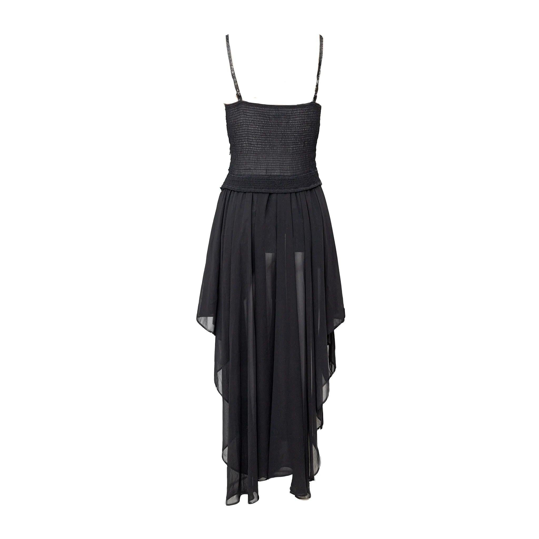 Robe noire Ritmo di Perla avec corsage à paillettes sur tissu extensible, fines bretelles délicates et ourlet asymétrique fluide avec doublure ajoutée.
 Remarques : Imperfection minime sur la paillette.  
 Mesures :