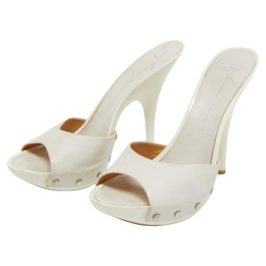 Giuseppe Zanotti White Open Toe Slide Sandals en cuir Taille 36