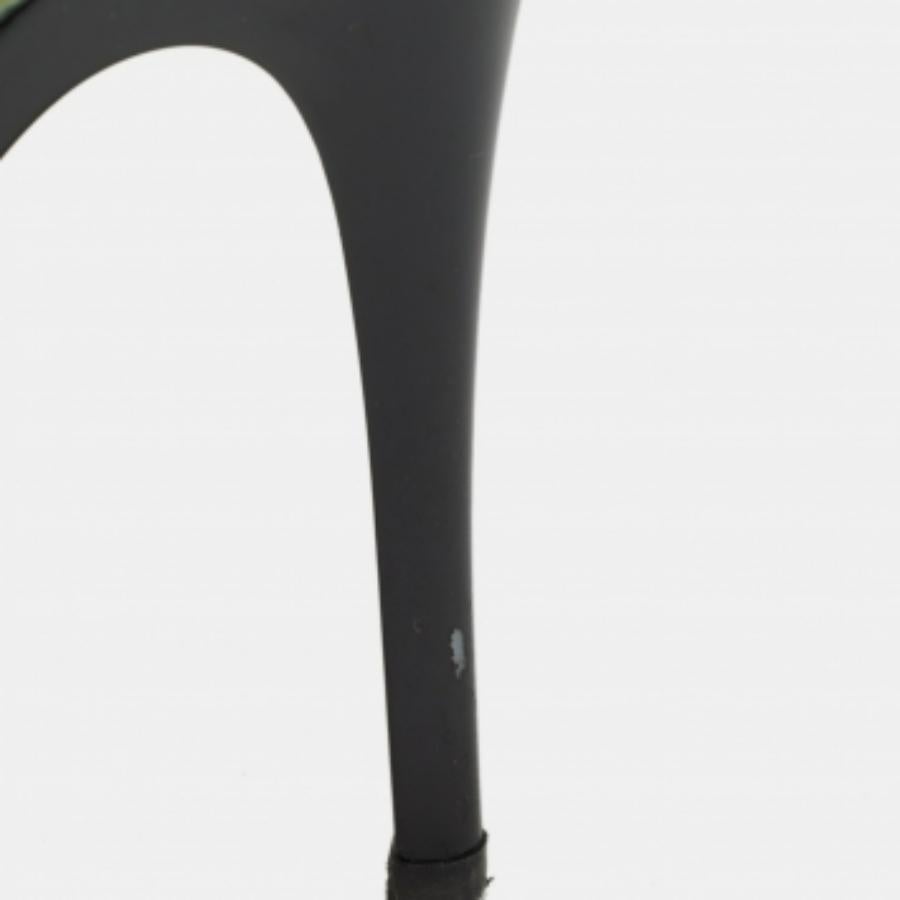 Affichez un style élégant avec cette paire d'escarpins. Ces chaussures élégantes sont fabriquées à partir de matériaux de qualité. Ils sont posés sur des semelles durables et des talons élégants.