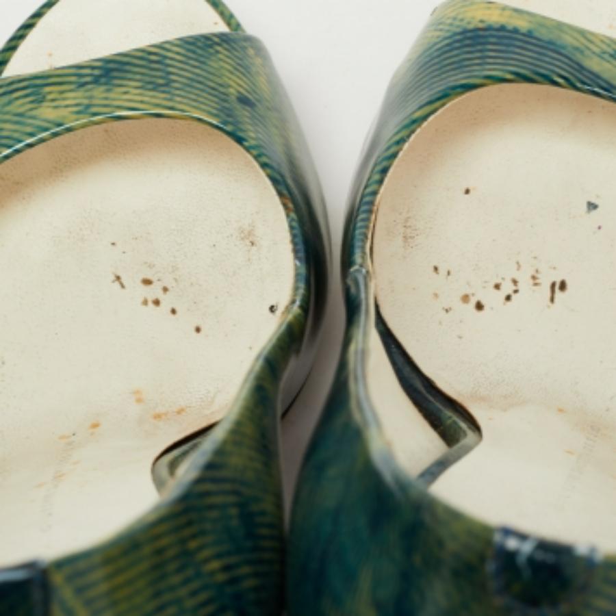 Giuseppe Zanotti escarpins à bout ouvert en cuir verni imprimé vert, taille 36 Bon état - En vente à Dubai, Al Qouz 2