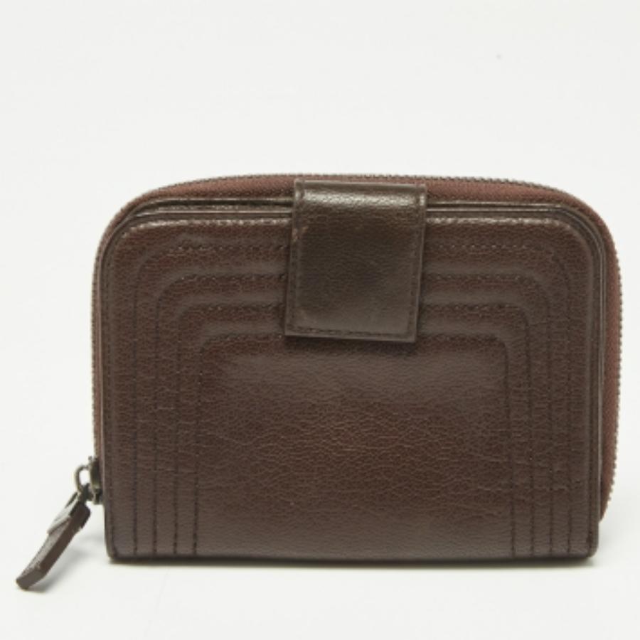 Portafoglio compatto con zip in pelle marrone scuro di Salvatore Ferragamo In condizioni buone in vendita a Dubai, Al Qouz 2