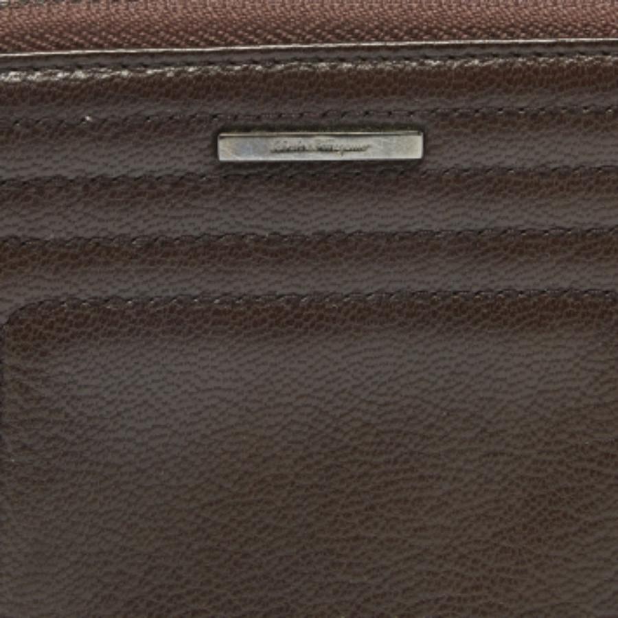 Questo portafoglio è un ottimo accessorio per tutti i giorni. È realizzata con materiali di qualità all'esterno e presenta un interno a scomparti.