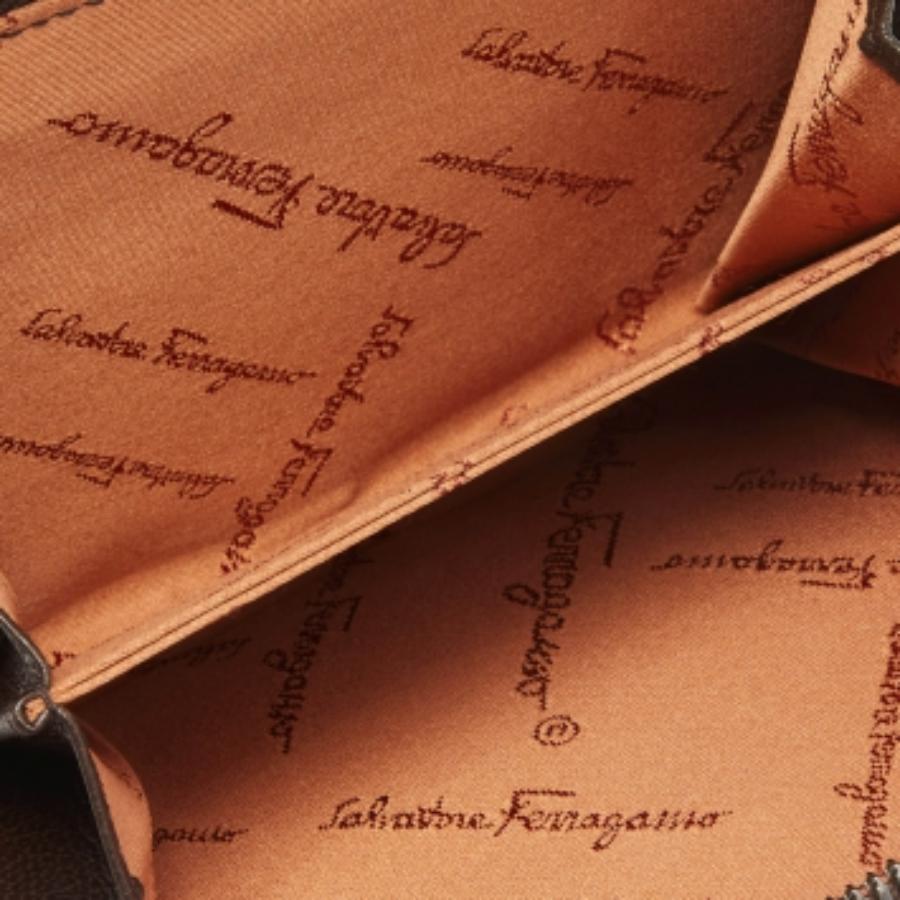 Portafoglio compatto con zip in pelle marrone scuro di Salvatore Ferragamo in vendita 3