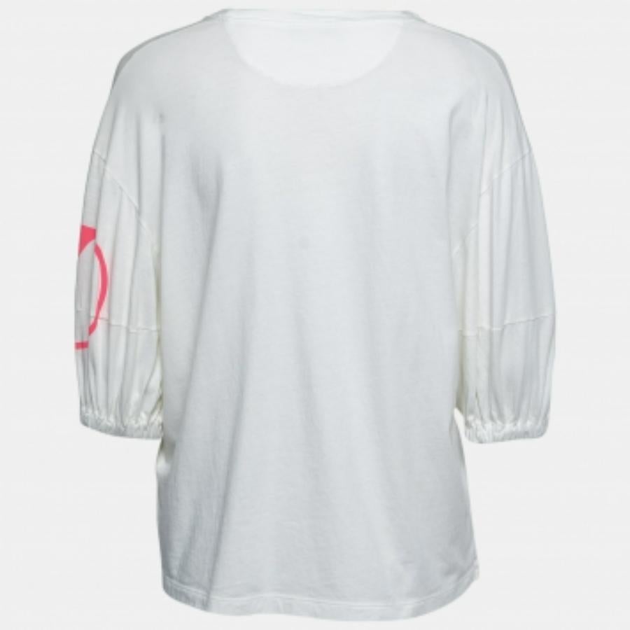 Que ce soit pour des sorties décontractées entre amis ou pour se prélasser, ce t-shirt est une pièce polyvalente et peut être stylisé de nombreuses façons. Il a été réalisé avec du tissu fin.