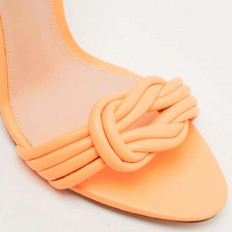 Vous pouvez compter sur ces sandales de créateur pour une sensation d'élévation. Ils sont magnifiquement fabriqués et conçus pour offrir un bon ajustement et une portance confortable.