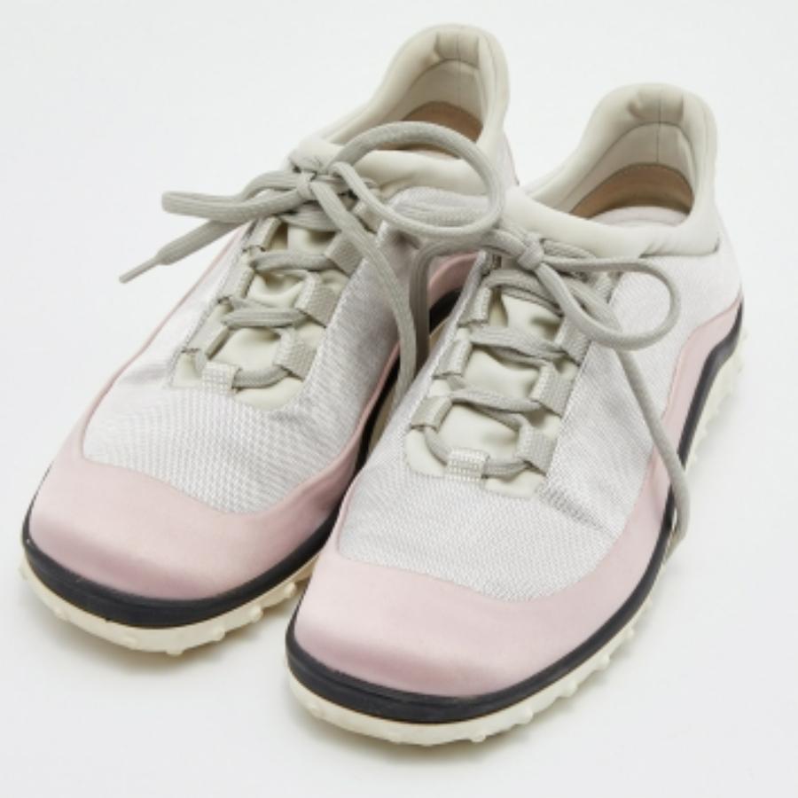 Miu Rosa/Grau Satin und Stoff Low Top Turnschuhe Größe 36 im Zustand „Gut“ im Angebot in Dubai, Al Qouz 2
