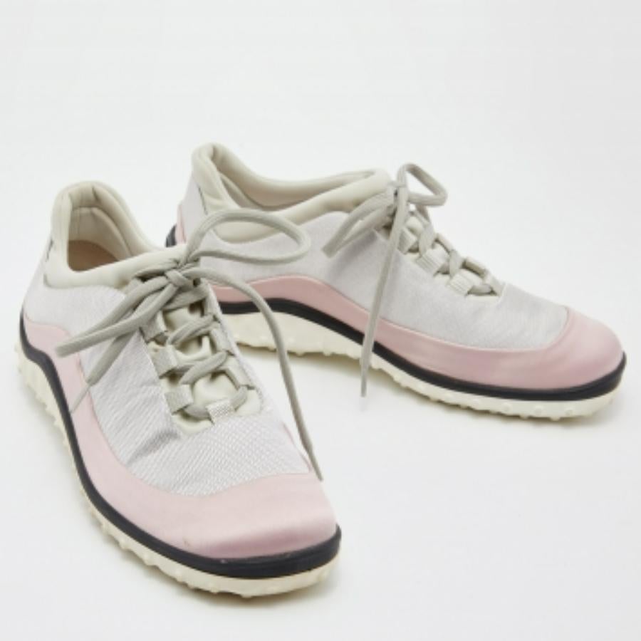 Miu Rosa/Grau Satin und Stoff Low Top Turnschuhe Größe 36 im Angebot 1