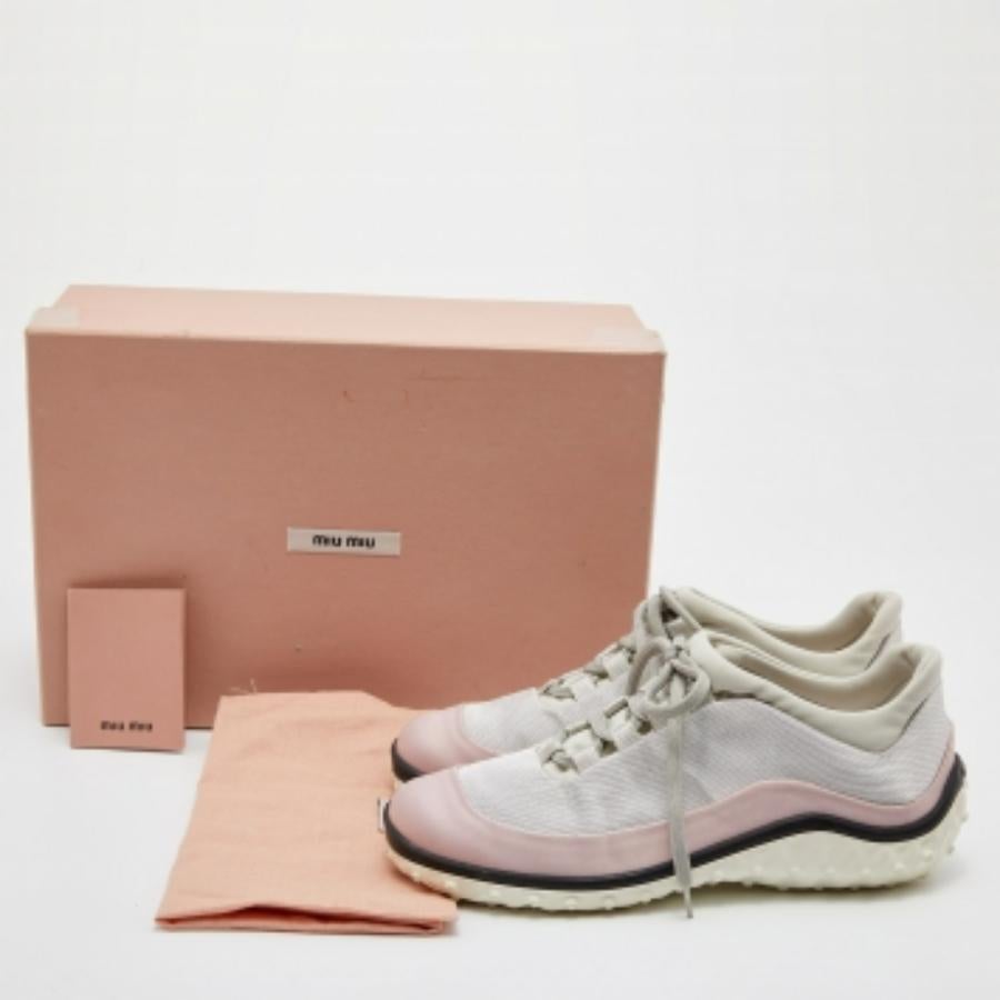Mit ihrer klassischen Silhouette sind diese Designer-Sneakers eine nahtlose Kombination aus Luxus, Komfort und Stil. Diese Sneaker sind mit charakteristischen Details und bequemen Innensohlen ausgestattet.