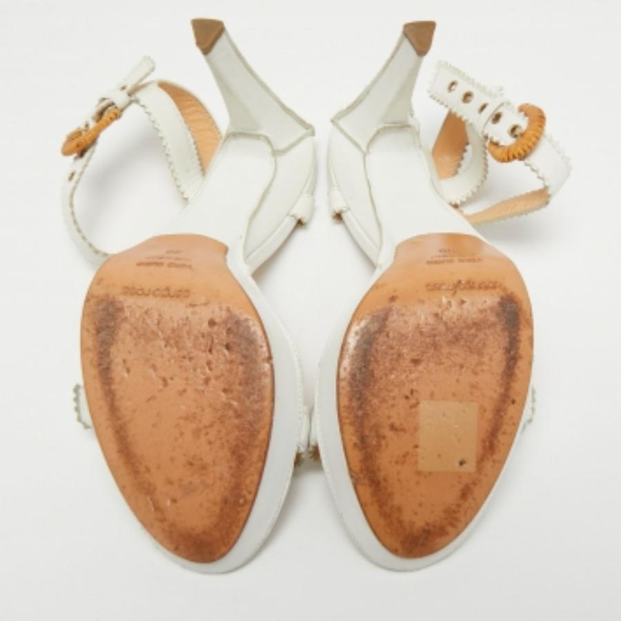 Ces sandales encadreront vos pieds de manière luxueuse. Fabriquées à partir de matériaux de qualité, elles présentent un design élégant et des semelles intérieures confortables.